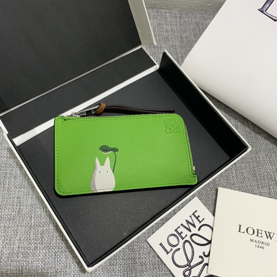 NO:671935,The special zippered small card holder 'Little Gray Rabbit' series is made of classic calfskin, using precise cutting technology and inlay technology. Its smart and exquisite design is more dazzling. Style number 3739, size 13*7.5, (note that since the small gray rabbit pattern is hand-inlaid and spliced, it is normal for there to be gaps and flakes on the leather), Loewe wallet, loewe, wallets, cowhide19860909特别款拉链小卡包“小灰兔”系列 选用经典小牛皮制作,采用精确的切割技术,以镶嵌工艺制成,其灵动、精致的设计,更加光彩夺目. 款号3739, 尺寸13*7.5,（注意 由于小灰兔图案是手工镶嵌拼接的, 有缝隙、 皮料有皮屑属于正常现象）,罗意威钱包,loewe,wallets,cowhide,欧美剧