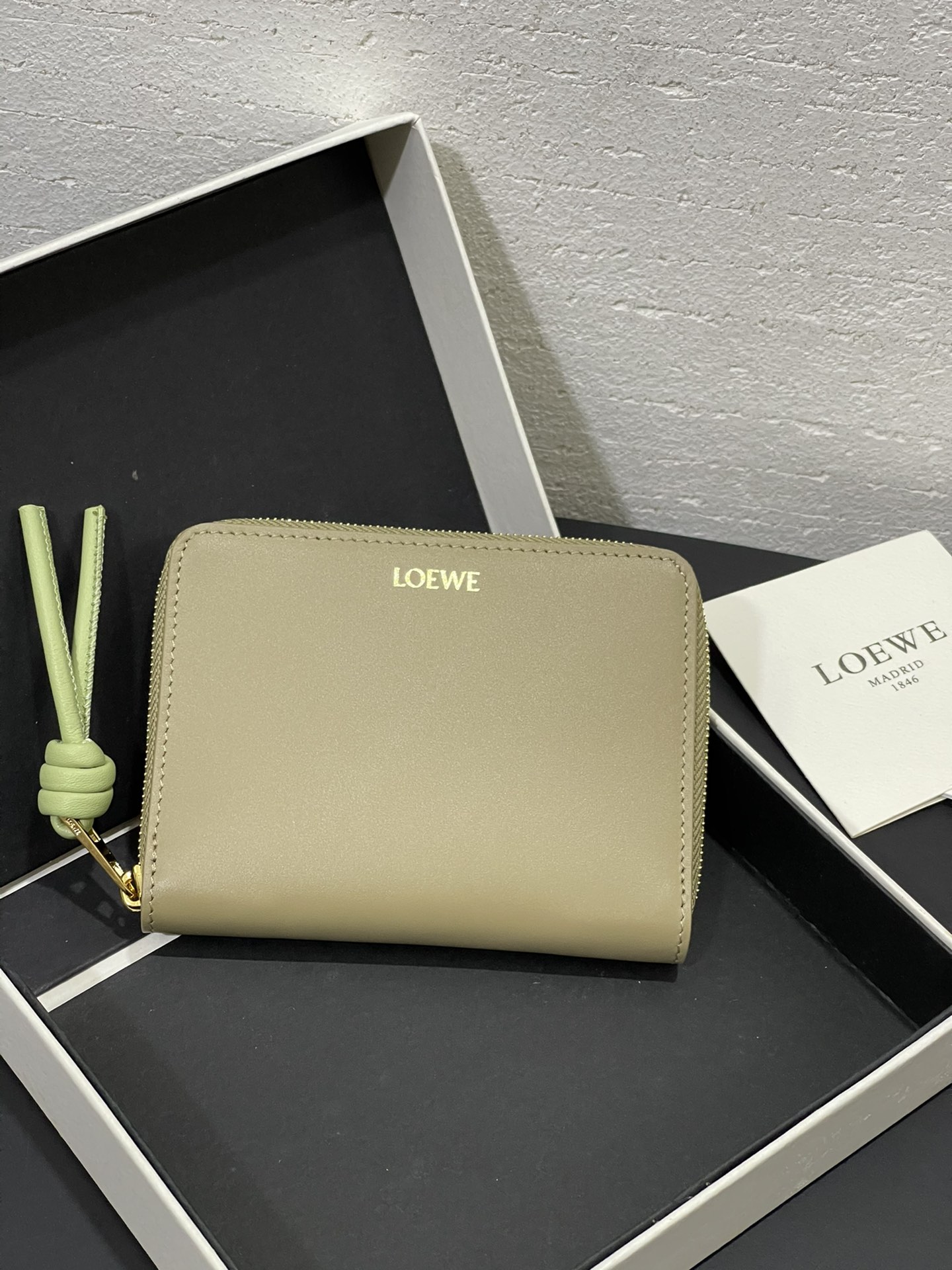 NO:672027,Glossy nappa cowhide knotted zipper wallet with sheepskin lining, color-blocked knotted pull tabs, six card slots and zipper compartment. Style number 3805, size 12*9.5, Loewe wallet, loewe, wallets, cowhide, sheepskin19860909亮面纳帕牛皮绳结拉链钱包 内里绵羊皮、拼色绳结拉牌,六个卡位和拉链隔层. 款号3805,尺寸12*9.5,罗意威钱包,loewe,wallets,cowhide,sheepskin,欧美剧
