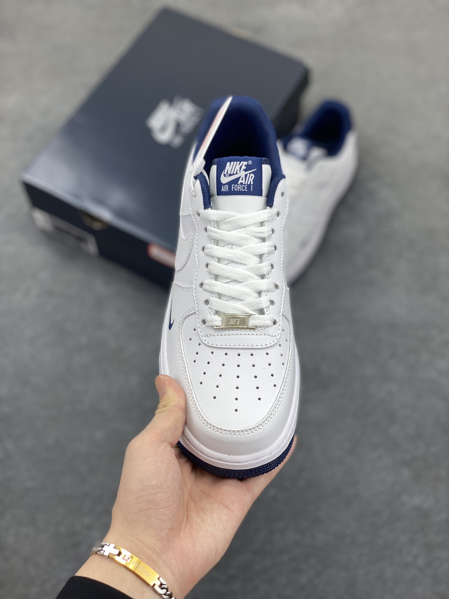 图片[2]-福利特价 Air Force 1\’ 07 深蓝小勾 原楦头原纸板 打造纯正空军版型 专注外贸渠道 全掌内置蜂窝气垫 #原盒配件 原厂中底钢印、拉帮完美 货号：HM9483-001 尺码：36 36.5 37.5 38 38.5 39 40 40.5 41 42 42.5 43 44 44.5 45-选品中心