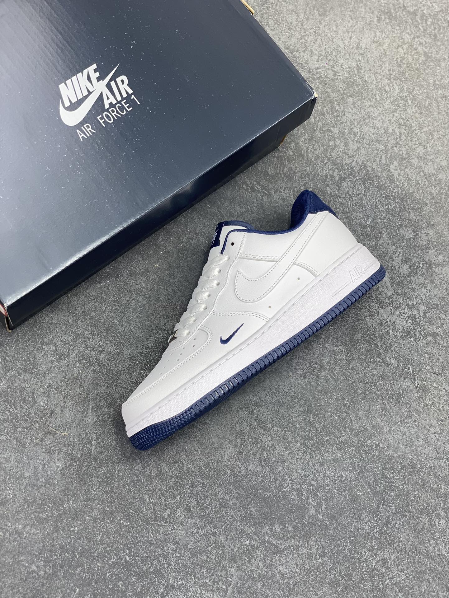 图片[7]-福利特价 Air Force 1\’ 07 深蓝小勾 原楦头原纸板 打造纯正空军版型 专注外贸渠道 全掌内置蜂窝气垫 #原盒配件 原厂中底钢印、拉帮完美 货号：HM9483-001 尺码：36 36.5 37.5 38 38.5 39 40 40.5 41 42 42.5 43 44 44.5 45-选品中心