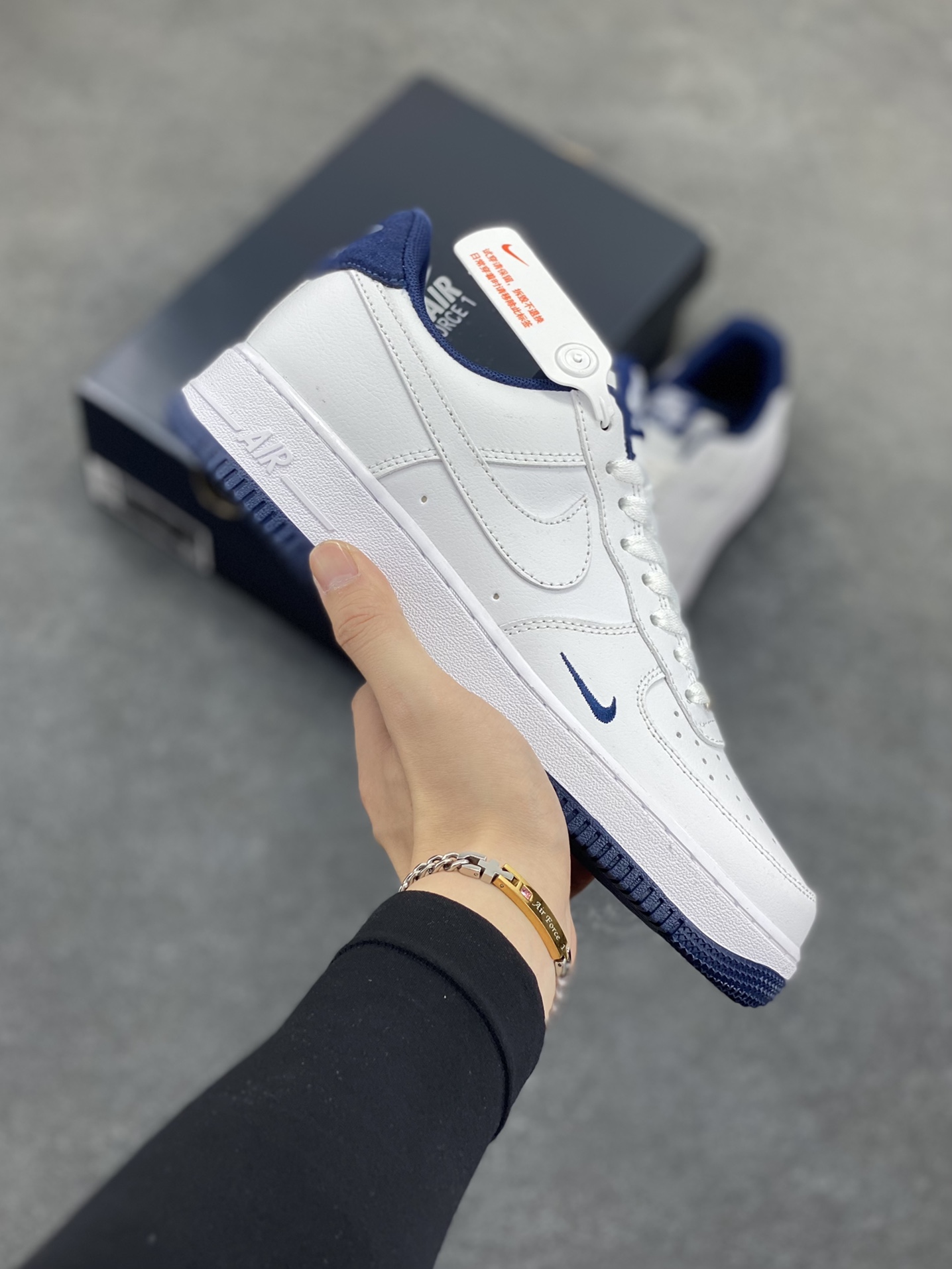 福利特价 Air Force 1\’ 07 深蓝小勾 原楦头原纸板 打造纯正空军版型 专注外贸渠道 全掌内置蜂窝气垫 #原盒配件 原厂中底钢印、拉帮完美 货号:HM9483-001 尺码:36 36.5 37.5 38 38.5 39 40 40.5 41 42 42.5 43 44 44.5 45-选品中心