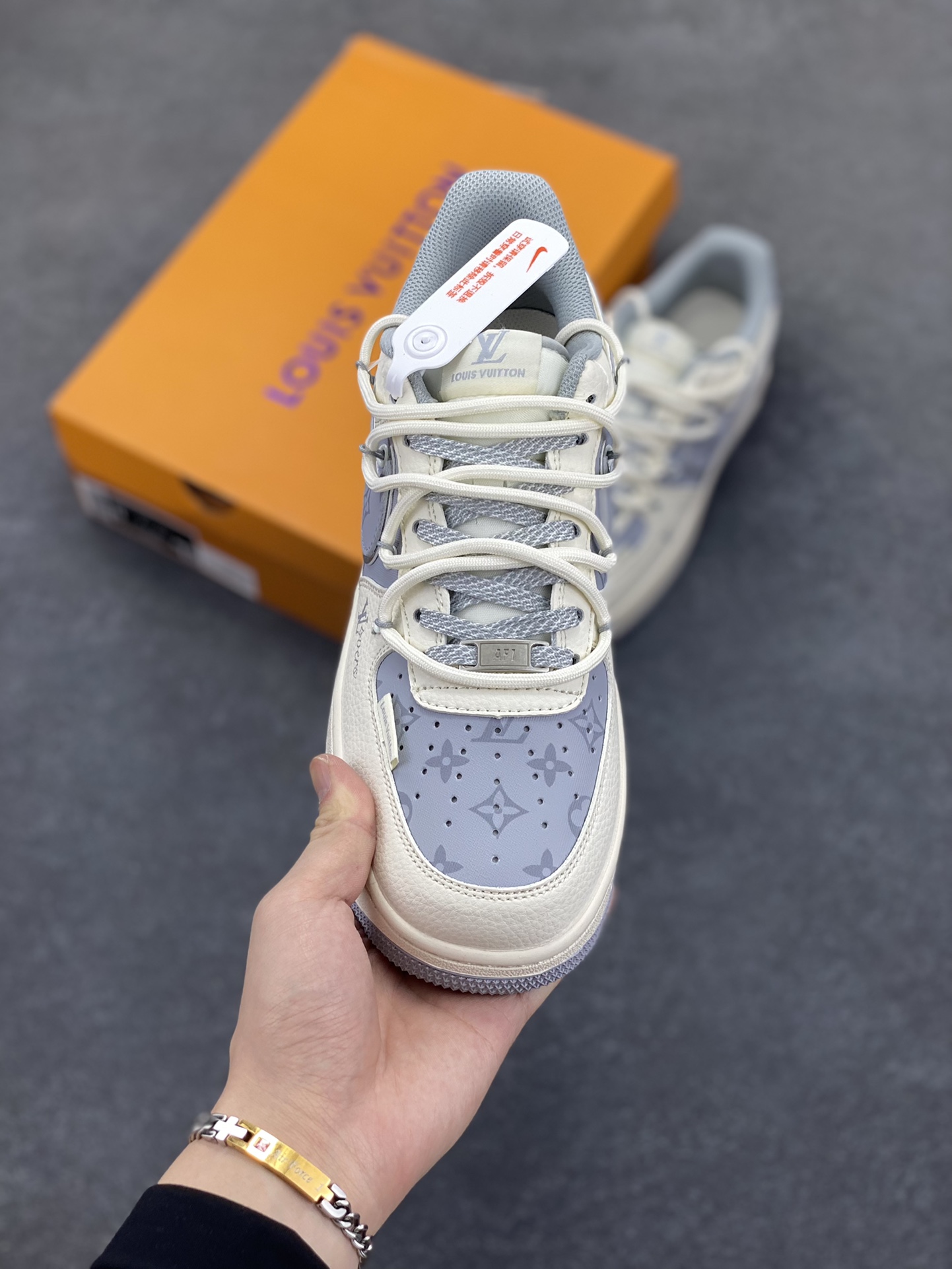 图片[2]-NIke Air Force 1 \’07 Low “LV联名——灰印花抽绳”空军一号 低帮 运动鞋 休闲鞋 折边针车 工艺难度大 原楦头原纸板 原装鞋盒 定制五金配件 内置全掌气垫 原厂鞋底 货号：DM6868-062 尺码：36 36.5 37.5 38 38.5 39 40 40.5 41 42 42.5 43 44 44.5 45-选品中心