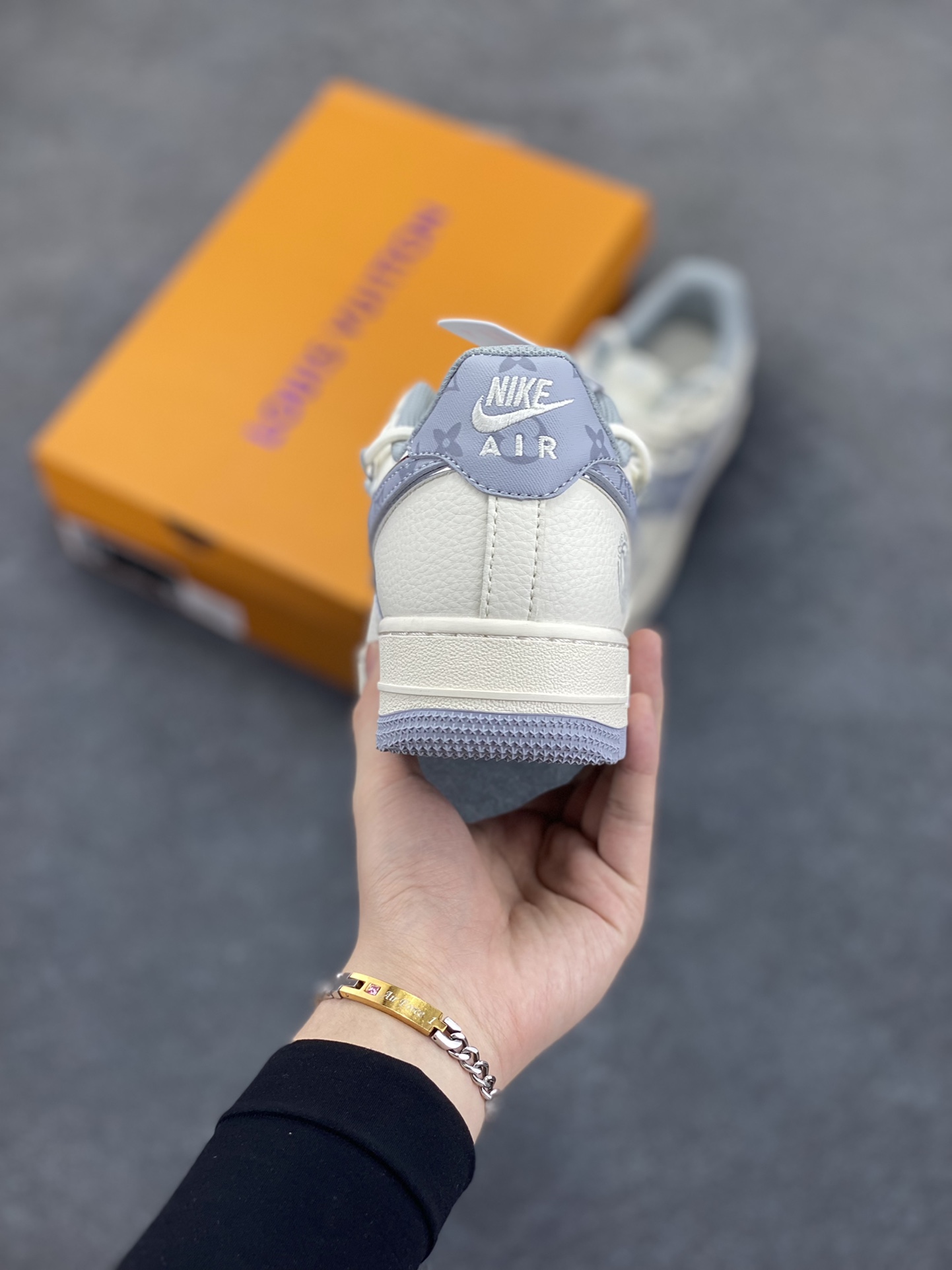 图片[4]-NIke Air Force 1 \’07 Low “LV联名——灰印花抽绳”空军一号 低帮 运动鞋 休闲鞋 折边针车 工艺难度大 原楦头原纸板 原装鞋盒 定制五金配件 内置全掌气垫 原厂鞋底 货号：DM6868-062 尺码：36 36.5 37.5 38 38.5 39 40 40.5 41 42 42.5 43 44 44.5 45-选品中心