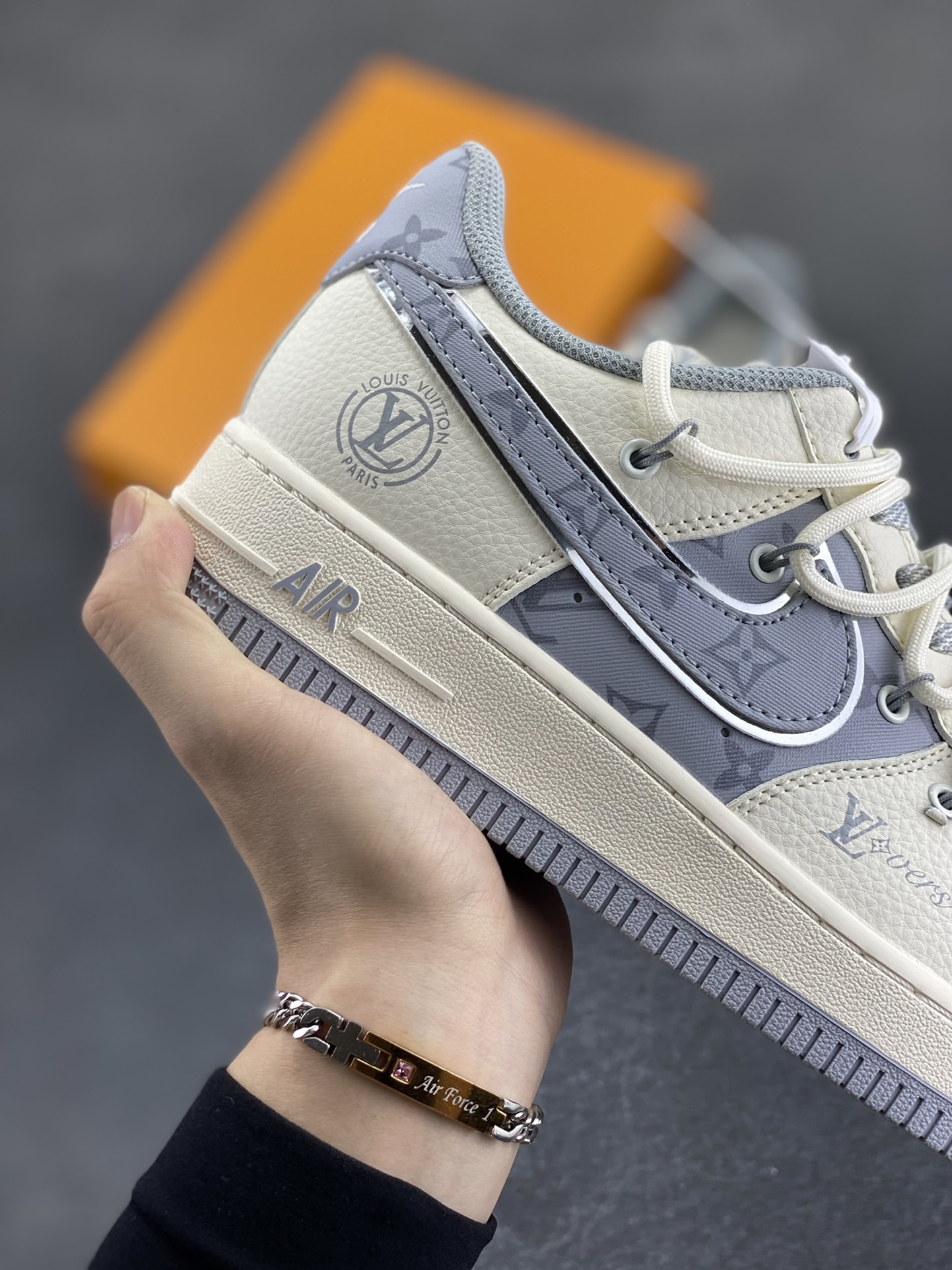 图片[6]-NIke Air Force 1 \’07 Low “LV联名——灰印花抽绳”空军一号 低帮 运动鞋 休闲鞋 折边针车 工艺难度大 原楦头原纸板 原装鞋盒 定制五金配件 内置全掌气垫 原厂鞋底 货号：DM6868-062 尺码：36 36.5 37.5 38 38.5 39 40 40.5 41 42 42.5 43 44 44.5 45-选品中心