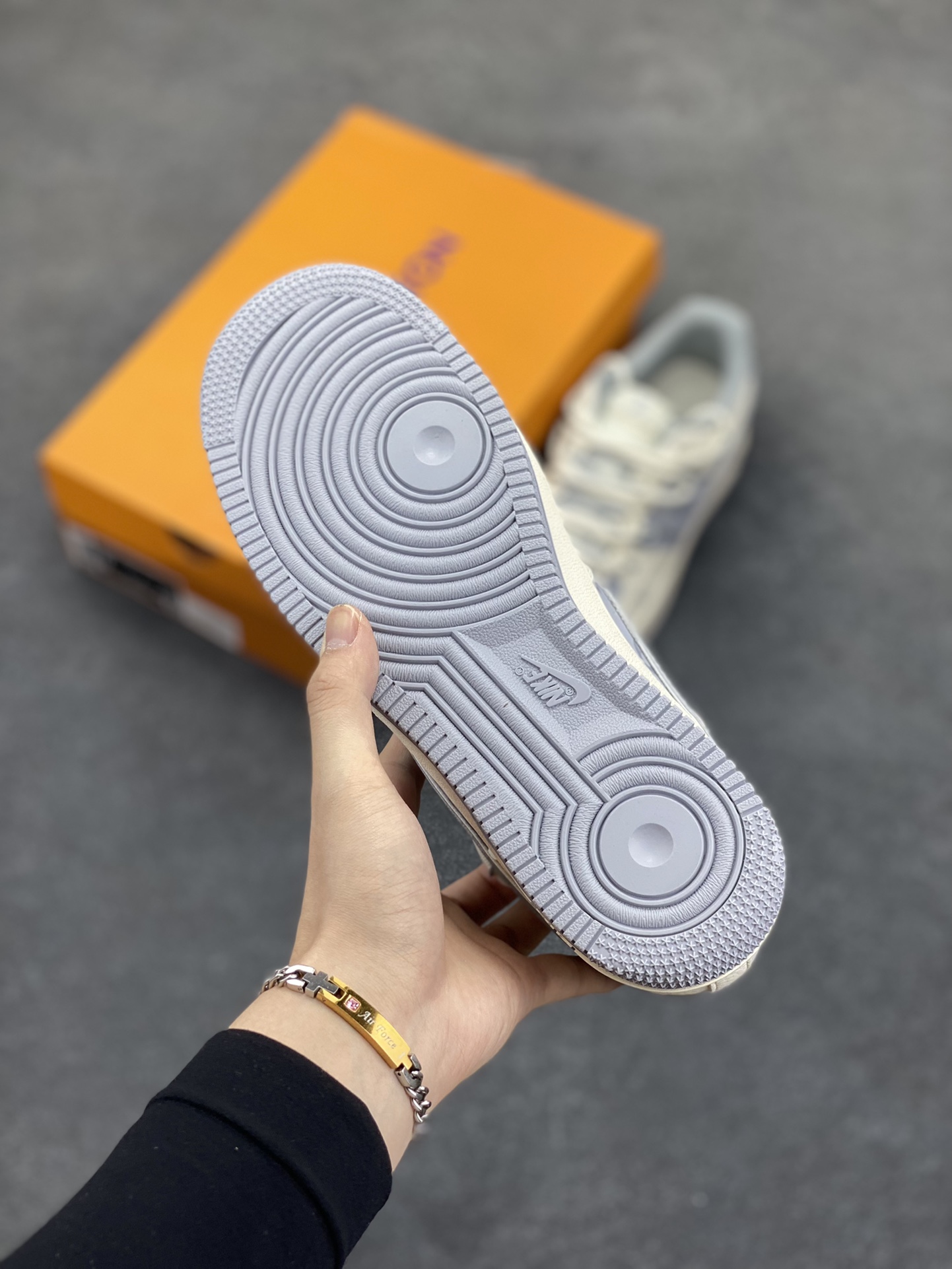 图片[5]-NIke Air Force 1 \’07 Low “LV联名——灰印花抽绳”空军一号 低帮 运动鞋 休闲鞋 折边针车 工艺难度大 原楦头原纸板 原装鞋盒 定制五金配件 内置全掌气垫 原厂鞋底 货号：DM6868-062 尺码：36 36.5 37.5 38 38.5 39 40 40.5 41 42 42.5 43 44 44.5 45-选品中心