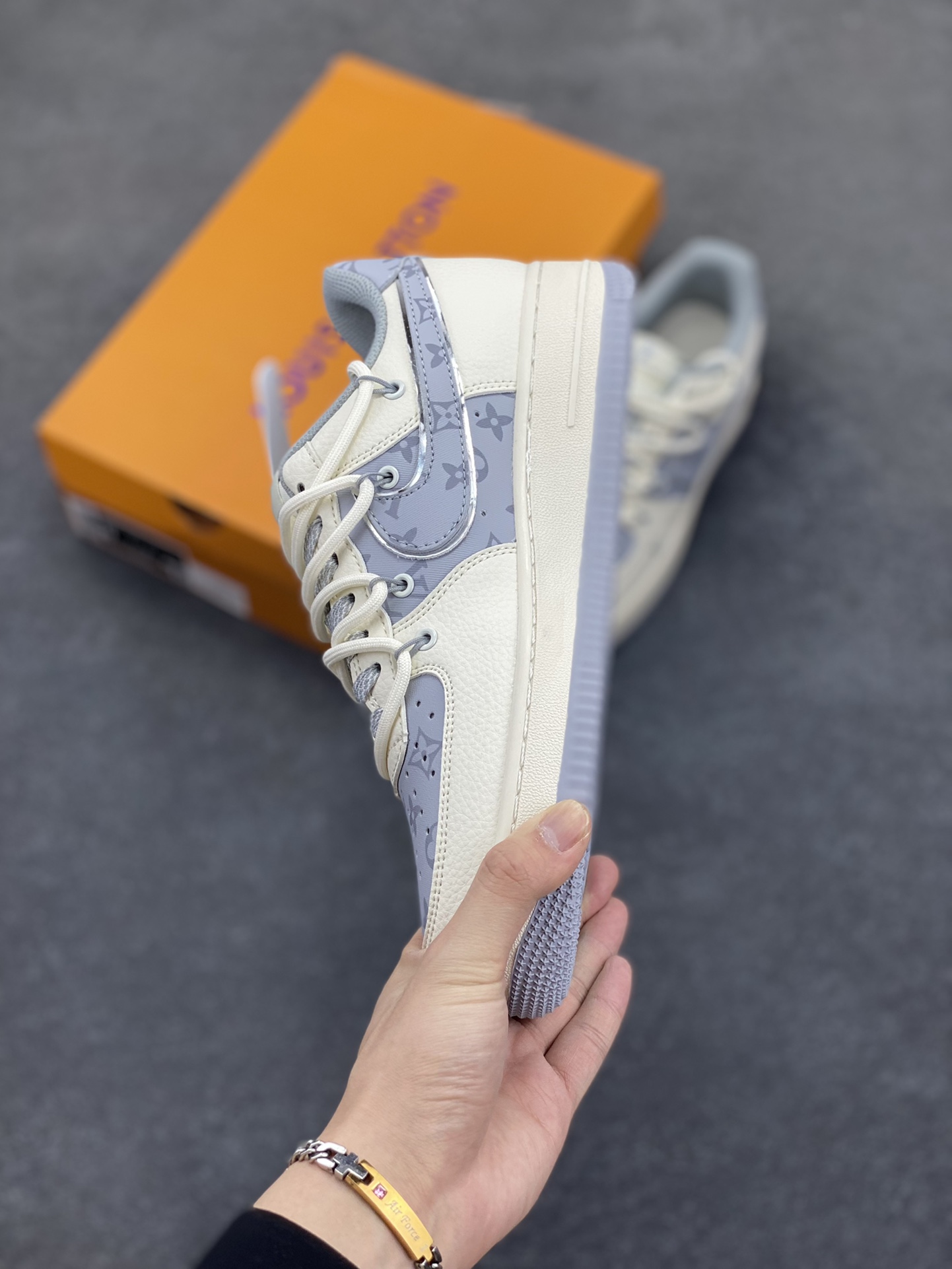 图片[3]-NIke Air Force 1 \’07 Low “LV联名——灰印花抽绳”空军一号 低帮 运动鞋 休闲鞋 折边针车 工艺难度大 原楦头原纸板 原装鞋盒 定制五金配件 内置全掌气垫 原厂鞋底 货号：DM6868-062 尺码：36 36.5 37.5 38 38.5 39 40 40.5 41 42 42.5 43 44 44.5 45-选品中心