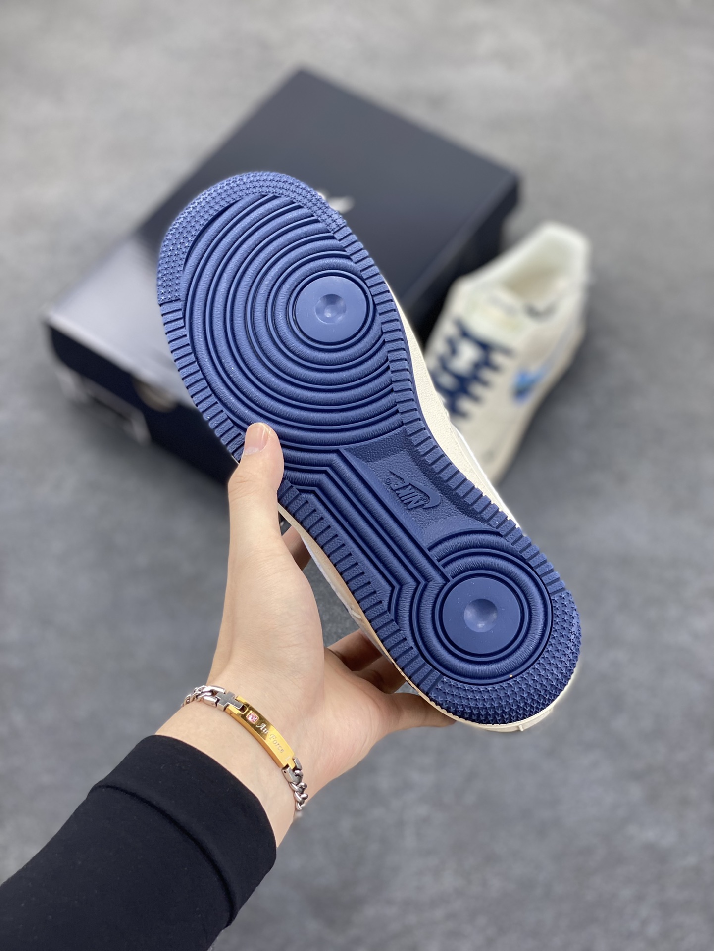 图片[5]-NIke Air Force 1 \’07 Low “迪奥联名——蓝炫彩勾”空军一号 低帮 运动鞋 休闲鞋 折边针车 工艺难度大 原楦头原纸板 原装鞋盒 定制五金配件 内置全掌气垫 原厂鞋底 货号：XS1958-569 尺码：36 36.5 37.5 38 38.5 39 40 40.5 41 42 42.5 43 44 44.5 45-选品中心