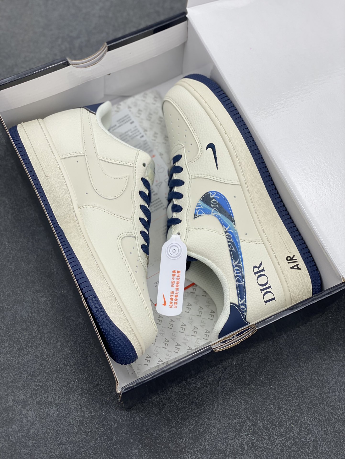 图片[9]-NIke Air Force 1 \’07 Low “迪奥联名——蓝炫彩勾”空军一号 低帮 运动鞋 休闲鞋 折边针车 工艺难度大 原楦头原纸板 原装鞋盒 定制五金配件 内置全掌气垫 原厂鞋底 货号：XS1958-569 尺码：36 36.5 37.5 38 38.5 39 40 40.5 41 42 42.5 43 44 44.5 45-选品中心