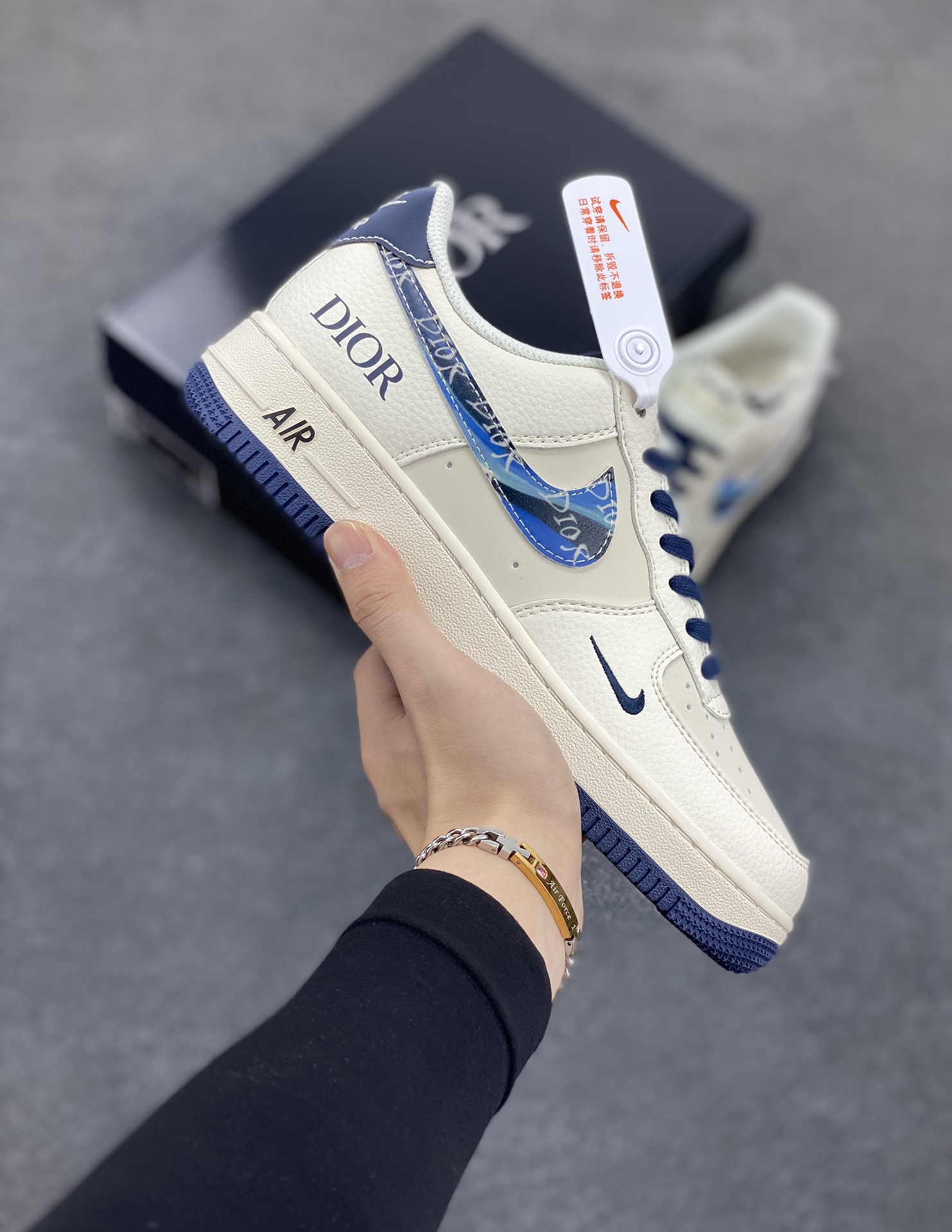 NIke Air Force 1 \’07 Low “迪奥联名——蓝炫彩勾”空军一号 低帮 运动鞋 休闲鞋 折边针车 工艺难度大 原楦头原纸板 原装鞋盒 定制五金配件 内置全掌气垫 原厂鞋底 货号:XS1958-569 尺码:36 36.5 37.5 38 38.5 39 40 40.5 41 42 42.5 43 44 44.5 45-选品中心