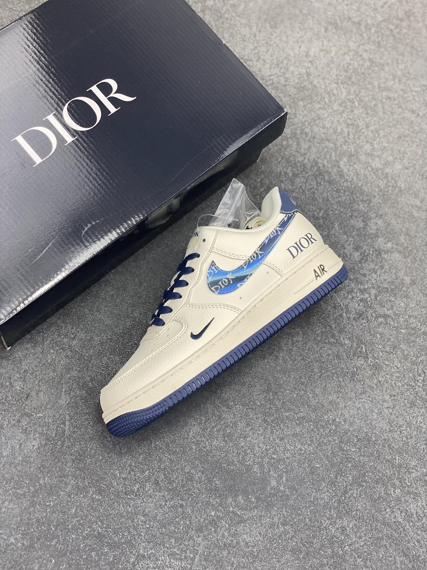 图片[7]-NIke Air Force 1 \’07 Low “迪奥联名——蓝炫彩勾”空军一号 低帮 运动鞋 休闲鞋 折边针车 工艺难度大 原楦头原纸板 原装鞋盒 定制五金配件 内置全掌气垫 原厂鞋底 货号：XS1958-569 尺码：36 36.5 37.5 38 38.5 39 40 40.5 41 42 42.5 43 44 44.5 45-选品中心