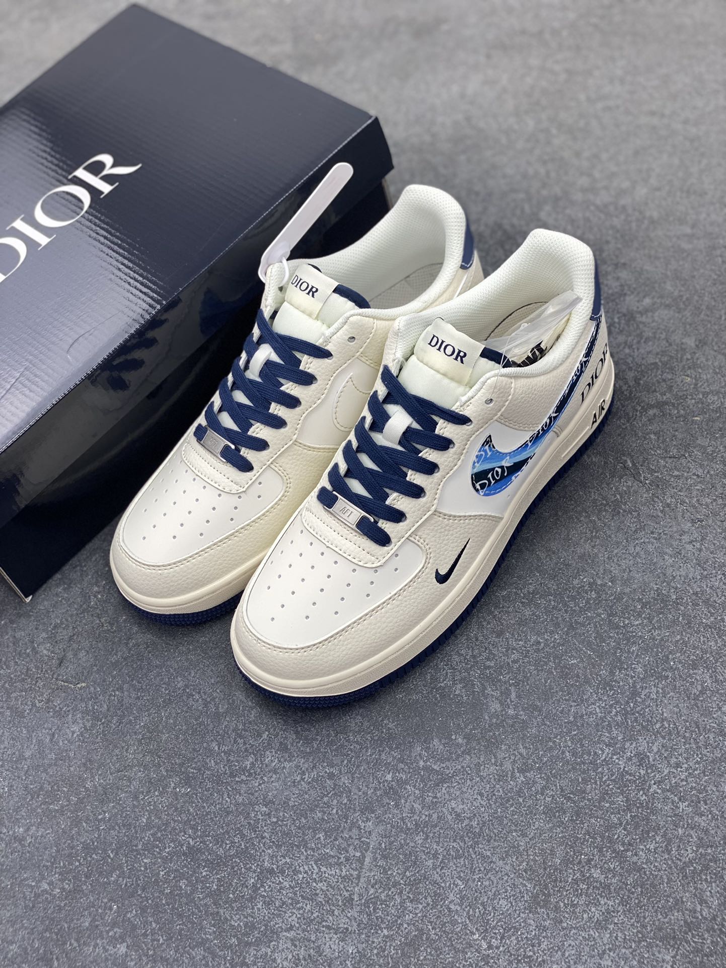 图片[8]-NIke Air Force 1 \’07 Low “迪奥联名——蓝炫彩勾”空军一号 低帮 运动鞋 休闲鞋 折边针车 工艺难度大 原楦头原纸板 原装鞋盒 定制五金配件 内置全掌气垫 原厂鞋底 货号：XS1958-569 尺码：36 36.5 37.5 38 38.5 39 40 40.5 41 42 42.5 43 44 44.5 45-选品中心