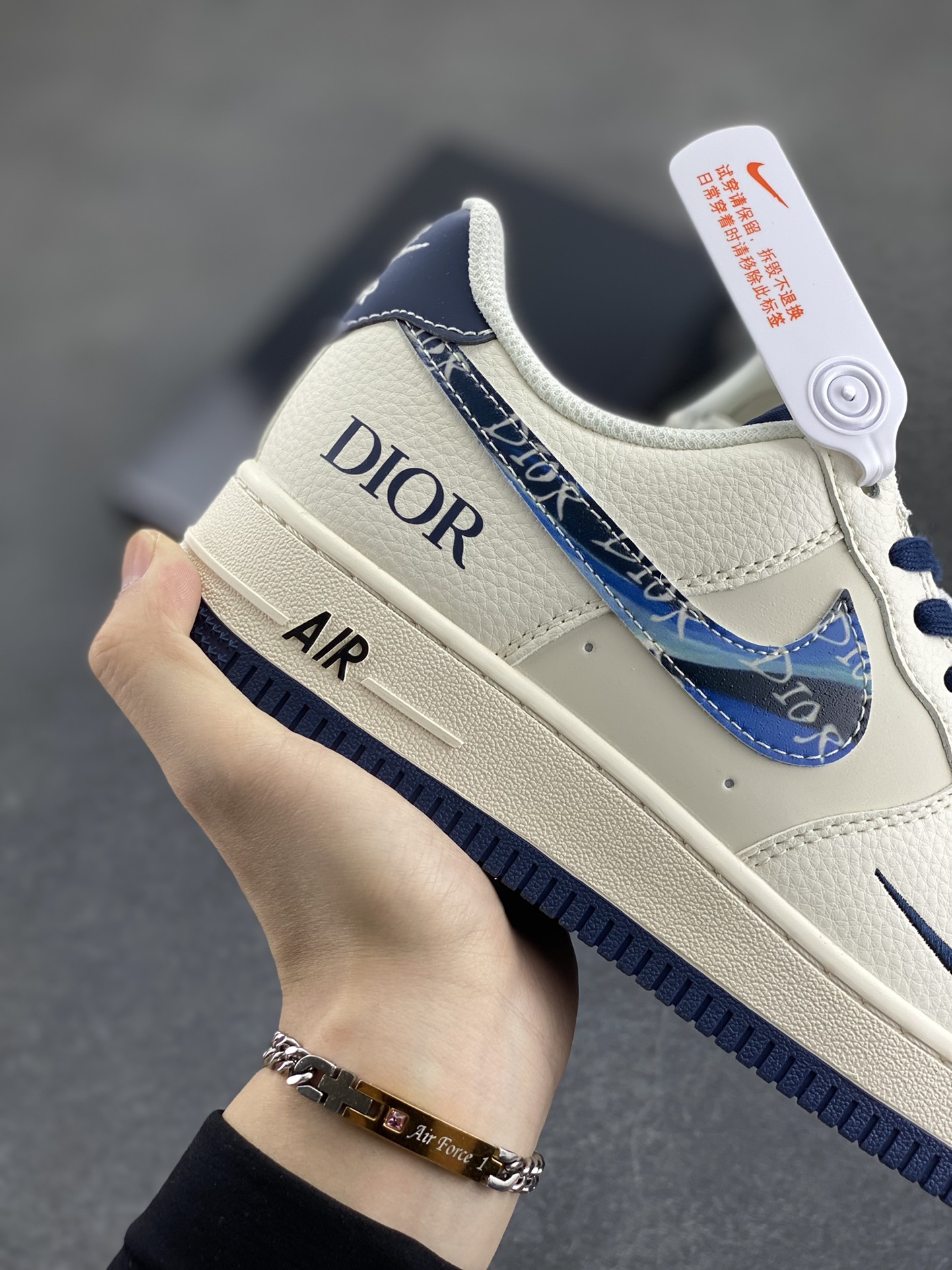 图片[6]-NIke Air Force 1 \’07 Low “迪奥联名——蓝炫彩勾”空军一号 低帮 运动鞋 休闲鞋 折边针车 工艺难度大 原楦头原纸板 原装鞋盒 定制五金配件 内置全掌气垫 原厂鞋底 货号：XS1958-569 尺码：36 36.5 37.5 38 38.5 39 40 40.5 41 42 42.5 43 44 44.5 45-选品中心