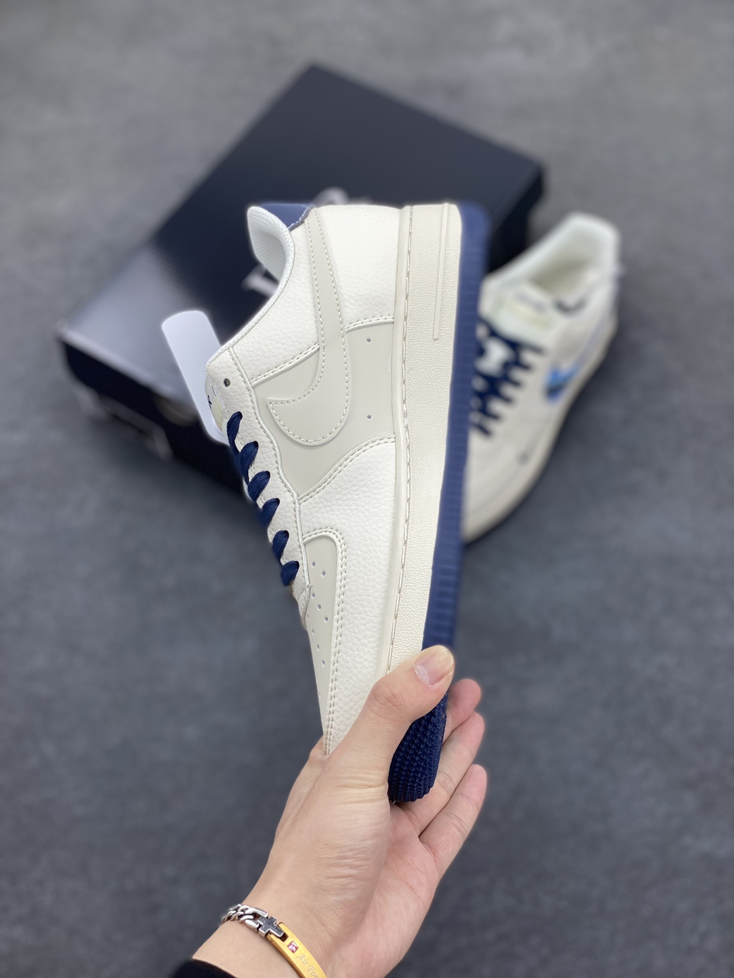 图片[3]-NIke Air Force 1 \’07 Low “迪奥联名——蓝炫彩勾”空军一号 低帮 运动鞋 休闲鞋 折边针车 工艺难度大 原楦头原纸板 原装鞋盒 定制五金配件 内置全掌气垫 原厂鞋底 货号：XS1958-569 尺码：36 36.5 37.5 38 38.5 39 40 40.5 41 42 42.5 43 44 44.5 45-选品中心