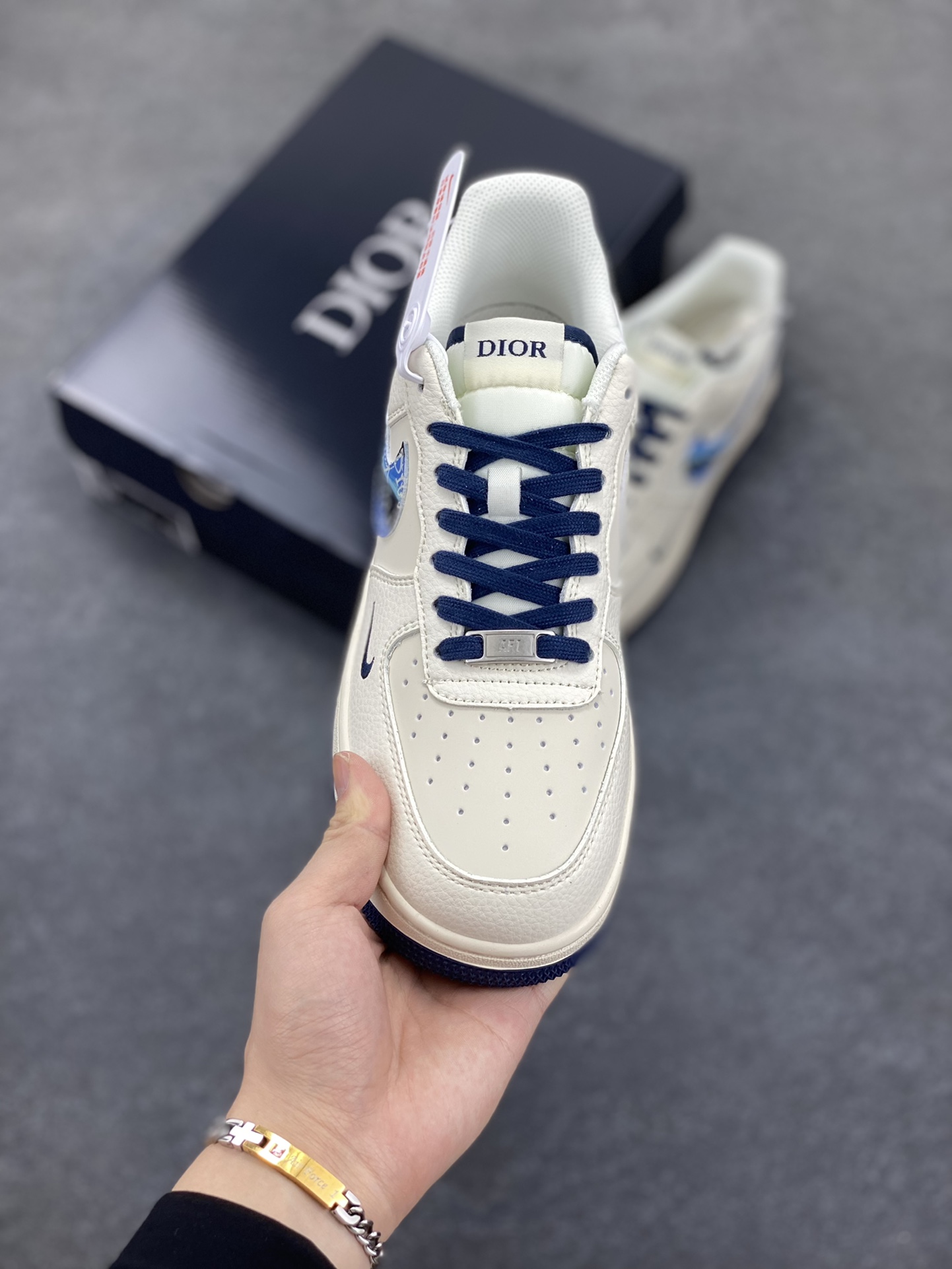 图片[2]-NIke Air Force 1 \’07 Low “迪奥联名——蓝炫彩勾”空军一号 低帮 运动鞋 休闲鞋 折边针车 工艺难度大 原楦头原纸板 原装鞋盒 定制五金配件 内置全掌气垫 原厂鞋底 货号：XS1958-569 尺码：36 36.5 37.5 38 38.5 39 40 40.5 41 42 42.5 43 44 44.5 45-选品中心