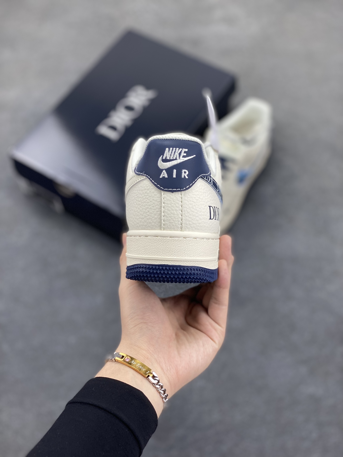 图片[4]-NIke Air Force 1 \’07 Low “迪奥联名——蓝炫彩勾”空军一号 低帮 运动鞋 休闲鞋 折边针车 工艺难度大 原楦头原纸板 原装鞋盒 定制五金配件 内置全掌气垫 原厂鞋底 货号：XS1958-569 尺码：36 36.5 37.5 38 38.5 39 40 40.5 41 42 42.5 43 44 44.5 45-选品中心