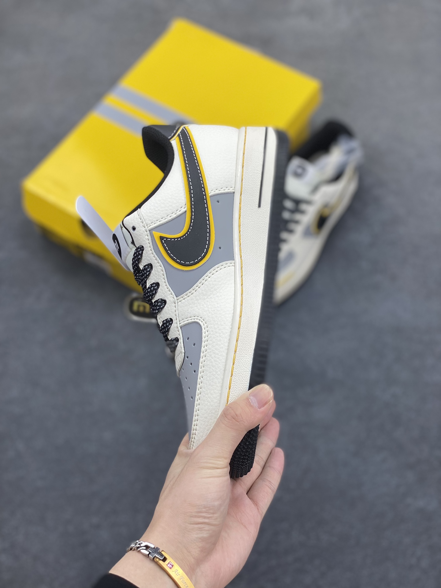 图片[3]-NIke Air Force 1 \’07 Low “小米联名——SU7Ultra”空军一号 低帮 运动鞋 休闲鞋 折边针车 工艺难度大 原楦头原纸板 原装鞋盒 定制五金配件 内置全掌气垫 原厂鞋底 货号：XX3168-165 尺码：36 36.5 37.5 38 38.5 39 40 40.5 41 42 42.5 43 44 44.5 45-选品中心