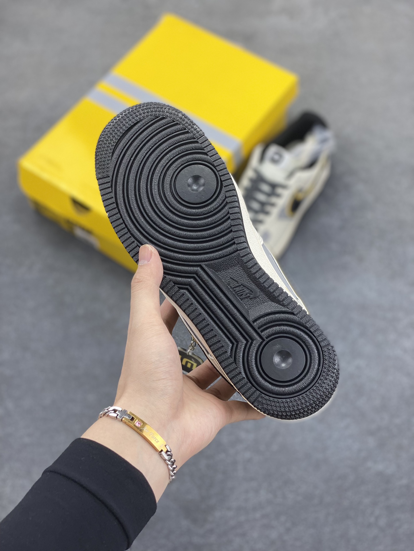 图片[5]-NIke Air Force 1 \’07 Low “小米联名——SU7Ultra”空军一号 低帮 运动鞋 休闲鞋 折边针车 工艺难度大 原楦头原纸板 原装鞋盒 定制五金配件 内置全掌气垫 原厂鞋底 货号：XX3168-165 尺码：36 36.5 37.5 38 38.5 39 40 40.5 41 42 42.5 43 44 44.5 45-选品中心