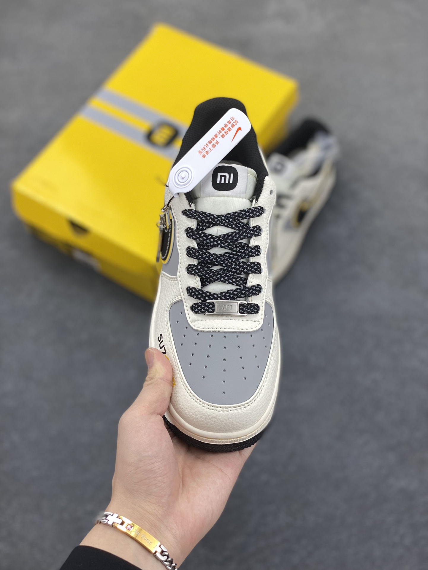 图片[2]-NIke Air Force 1 \’07 Low “小米联名——SU7Ultra”空军一号 低帮 运动鞋 休闲鞋 折边针车 工艺难度大 原楦头原纸板 原装鞋盒 定制五金配件 内置全掌气垫 原厂鞋底 货号：XX3168-165 尺码：36 36.5 37.5 38 38.5 39 40 40.5 41 42 42.5 43 44 44.5 45-选品中心