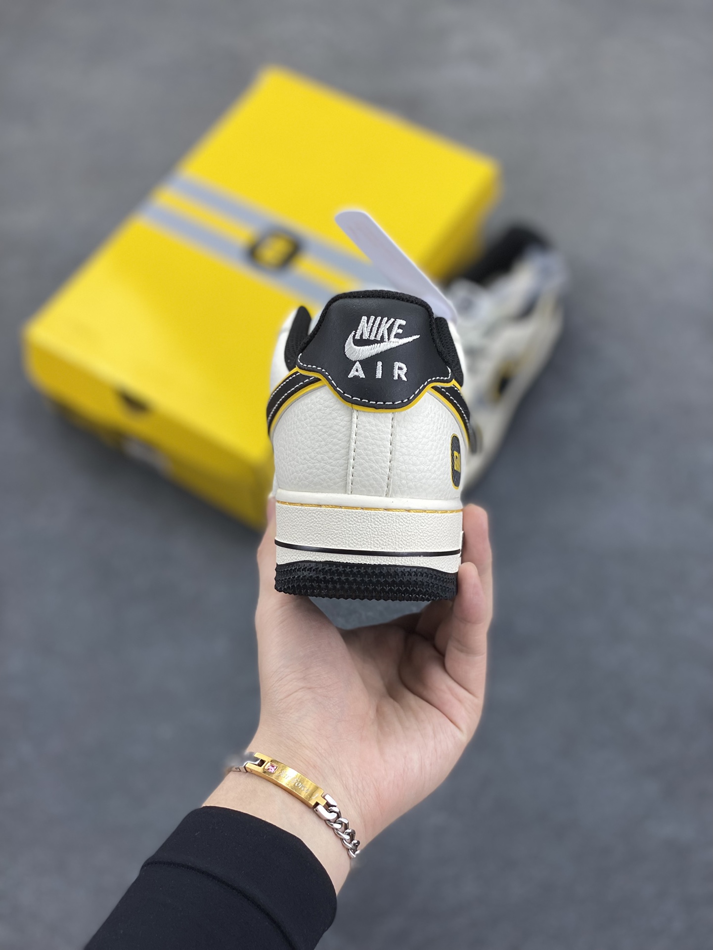 图片[4]-NIke Air Force 1 \’07 Low “小米联名——SU7Ultra”空军一号 低帮 运动鞋 休闲鞋 折边针车 工艺难度大 原楦头原纸板 原装鞋盒 定制五金配件 内置全掌气垫 原厂鞋底 货号：XX3168-165 尺码：36 36.5 37.5 38 38.5 39 40 40.5 41 42 42.5 43 44 44.5 45-选品中心