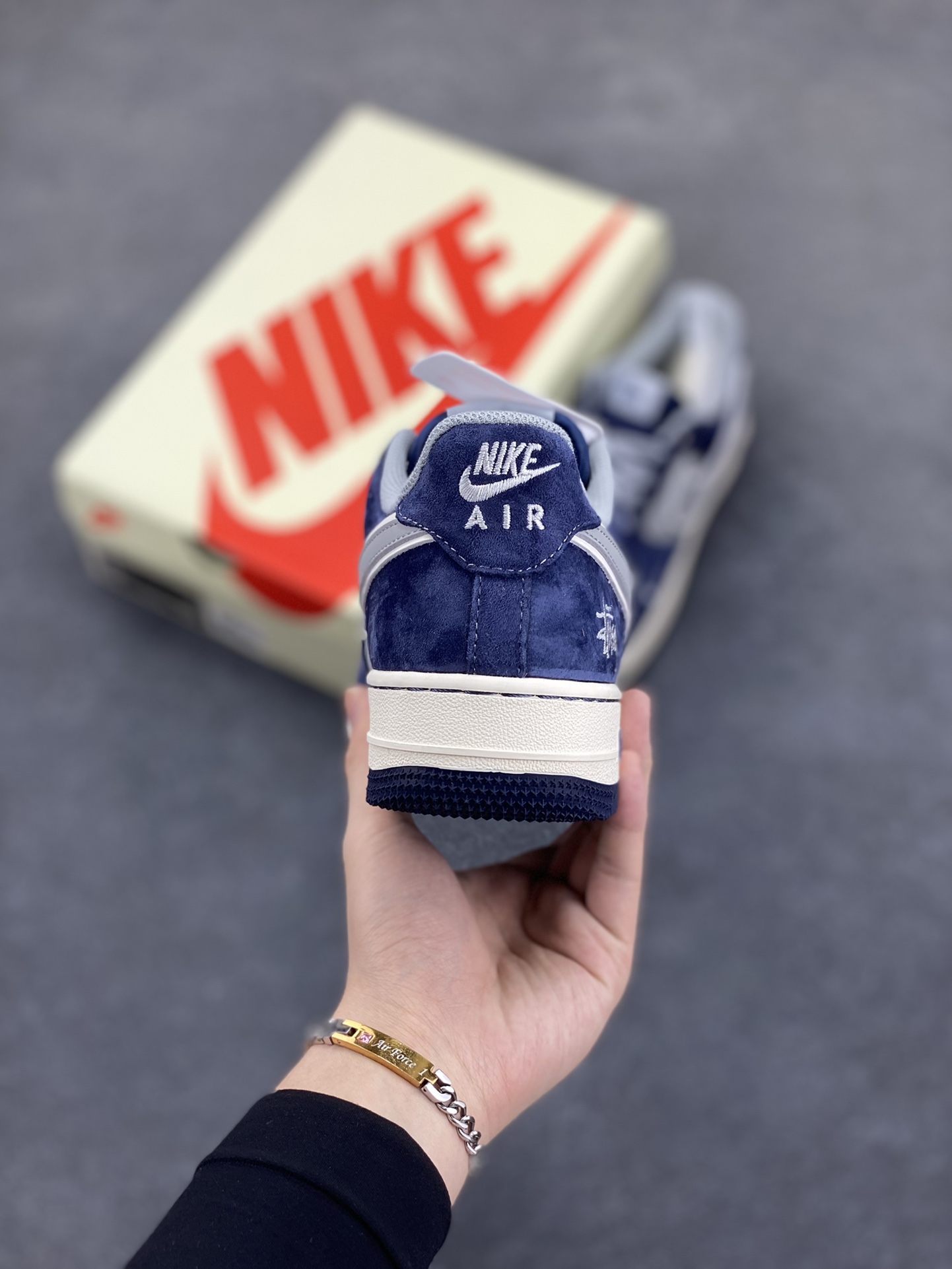 图片[4]-NIke Air Force 1 \’07 Low “斯图西联名–灰蓝翻毛”空军一号 低帮 运动鞋 休闲鞋 折边针车 工艺难度大 原楦头原纸板 原装鞋盒 定制五金配件 内置全掌气垫 原厂鞋底 货号：SJ6698-007 尺码：36 36.5 37.5 38 38.5 39 40 40.5 41 42 42.5 43 44 44.5 45-选品中心