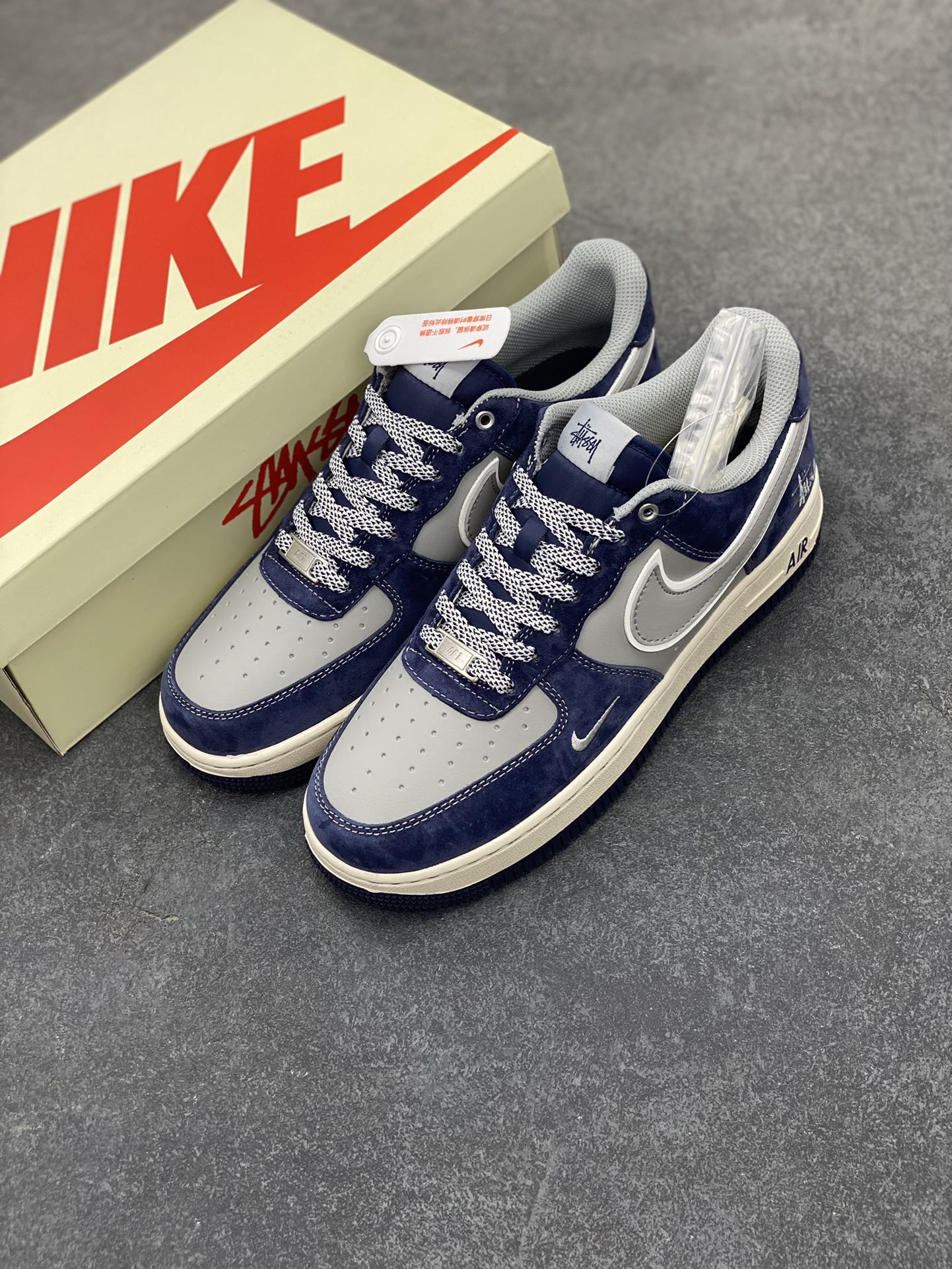 图片[8]-NIke Air Force 1 \’07 Low “斯图西联名–灰蓝翻毛”空军一号 低帮 运动鞋 休闲鞋 折边针车 工艺难度大 原楦头原纸板 原装鞋盒 定制五金配件 内置全掌气垫 原厂鞋底 货号：SJ6698-007 尺码：36 36.5 37.5 38 38.5 39 40 40.5 41 42 42.5 43 44 44.5 45-选品中心