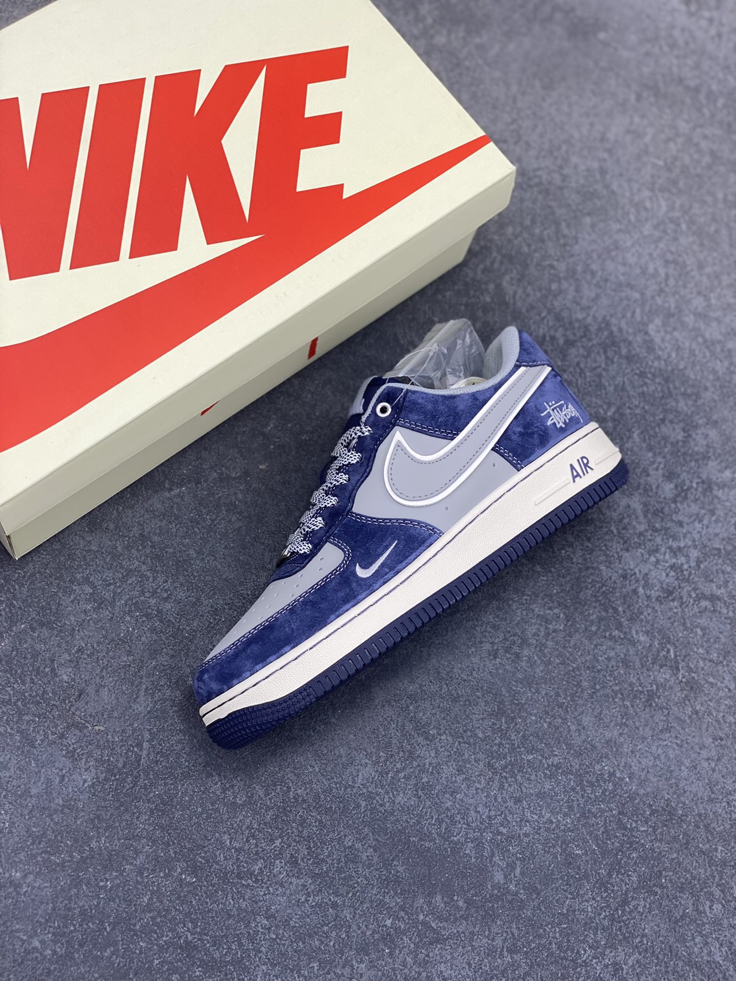 图片[7]-NIke Air Force 1 \’07 Low “斯图西联名–灰蓝翻毛”空军一号 低帮 运动鞋 休闲鞋 折边针车 工艺难度大 原楦头原纸板 原装鞋盒 定制五金配件 内置全掌气垫 原厂鞋底 货号：SJ6698-007 尺码：36 36.5 37.5 38 38.5 39 40 40.5 41 42 42.5 43 44 44.5 45-选品中心