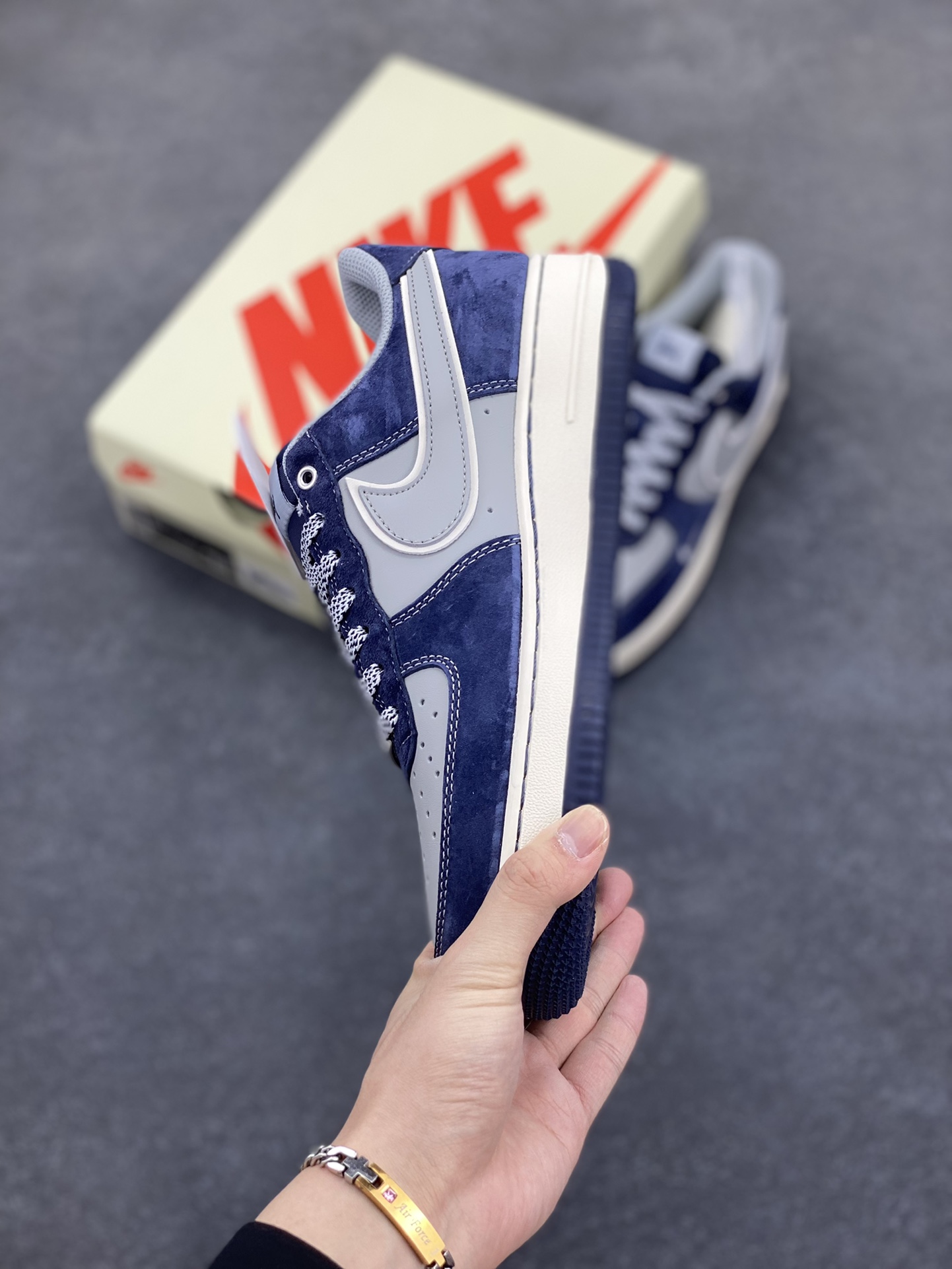 图片[3]-NIke Air Force 1 \’07 Low “斯图西联名–灰蓝翻毛”空军一号 低帮 运动鞋 休闲鞋 折边针车 工艺难度大 原楦头原纸板 原装鞋盒 定制五金配件 内置全掌气垫 原厂鞋底 货号：SJ6698-007 尺码：36 36.5 37.5 38 38.5 39 40 40.5 41 42 42.5 43 44 44.5 45-选品中心