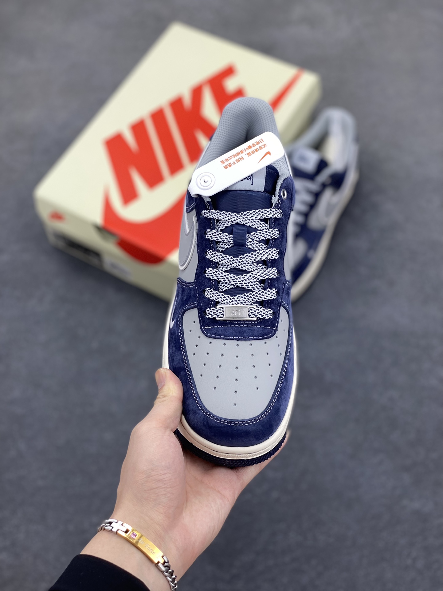 图片[2]-NIke Air Force 1 \’07 Low “斯图西联名–灰蓝翻毛”空军一号 低帮 运动鞋 休闲鞋 折边针车 工艺难度大 原楦头原纸板 原装鞋盒 定制五金配件 内置全掌气垫 原厂鞋底 货号：SJ6698-007 尺码：36 36.5 37.5 38 38.5 39 40 40.5 41 42 42.5 43 44 44.5 45-选品中心