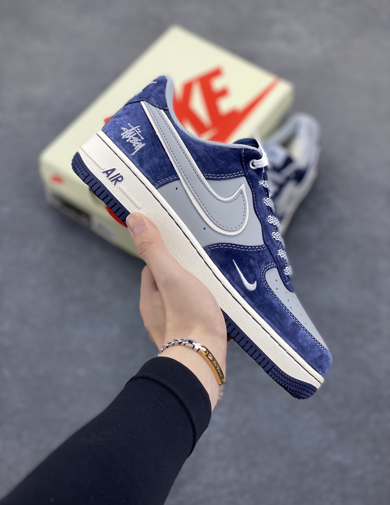 NIke Air Force 1 \'07 Low “斯图西联名--灰蓝翻毛”空军一号 低帮 运动鞋 休闲鞋 折边针车 工艺难度大 原楦头原纸板 原装鞋盒 定制五金配件 内置全掌气垫 原厂鞋底 货号：SJ6698-007 尺码：36 36.5 37.5 38 38.5 39 40 40.5 41 42 42.5 43 44 44.5 45-选品中心