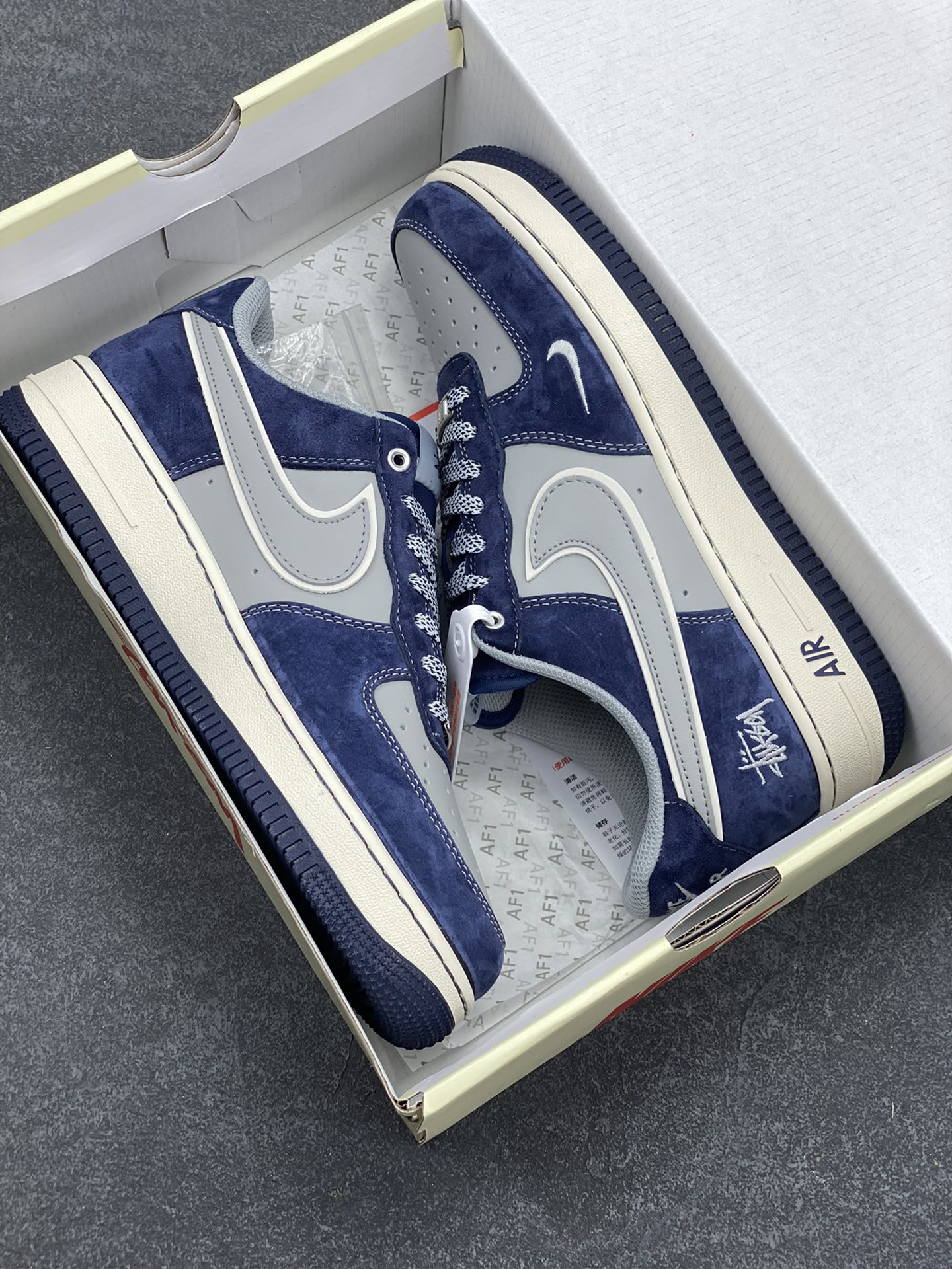 图片[9]-NIke Air Force 1 \’07 Low “斯图西联名–灰蓝翻毛”空军一号 低帮 运动鞋 休闲鞋 折边针车 工艺难度大 原楦头原纸板 原装鞋盒 定制五金配件 内置全掌气垫 原厂鞋底 货号：SJ6698-007 尺码：36 36.5 37.5 38 38.5 39 40 40.5 41 42 42.5 43 44 44.5 45-选品中心