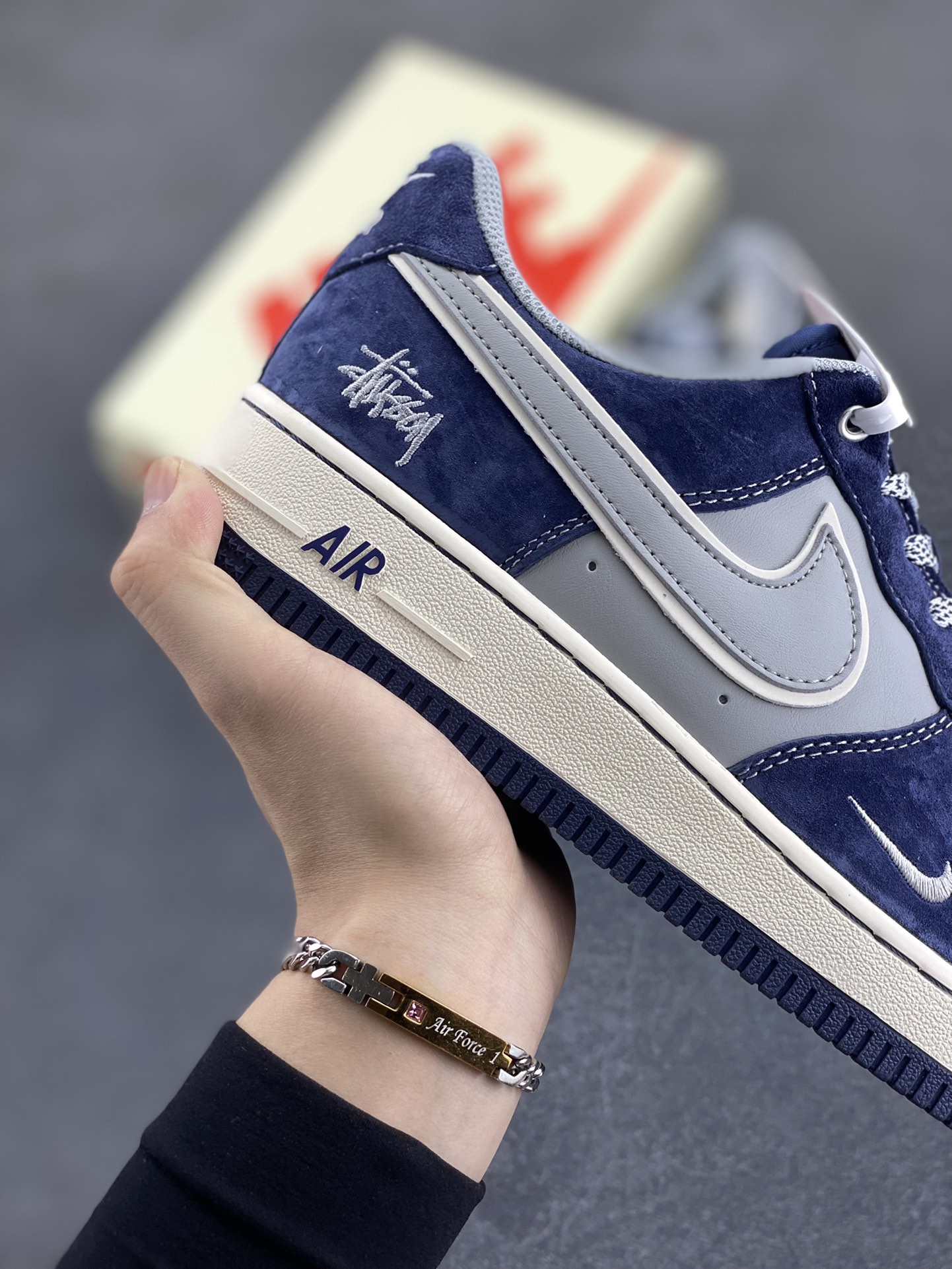 图片[6]-NIke Air Force 1 \’07 Low “斯图西联名–灰蓝翻毛”空军一号 低帮 运动鞋 休闲鞋 折边针车 工艺难度大 原楦头原纸板 原装鞋盒 定制五金配件 内置全掌气垫 原厂鞋底 货号：SJ6698-007 尺码：36 36.5 37.5 38 38.5 39 40 40.5 41 42 42.5 43 44 44.5 45-选品中心