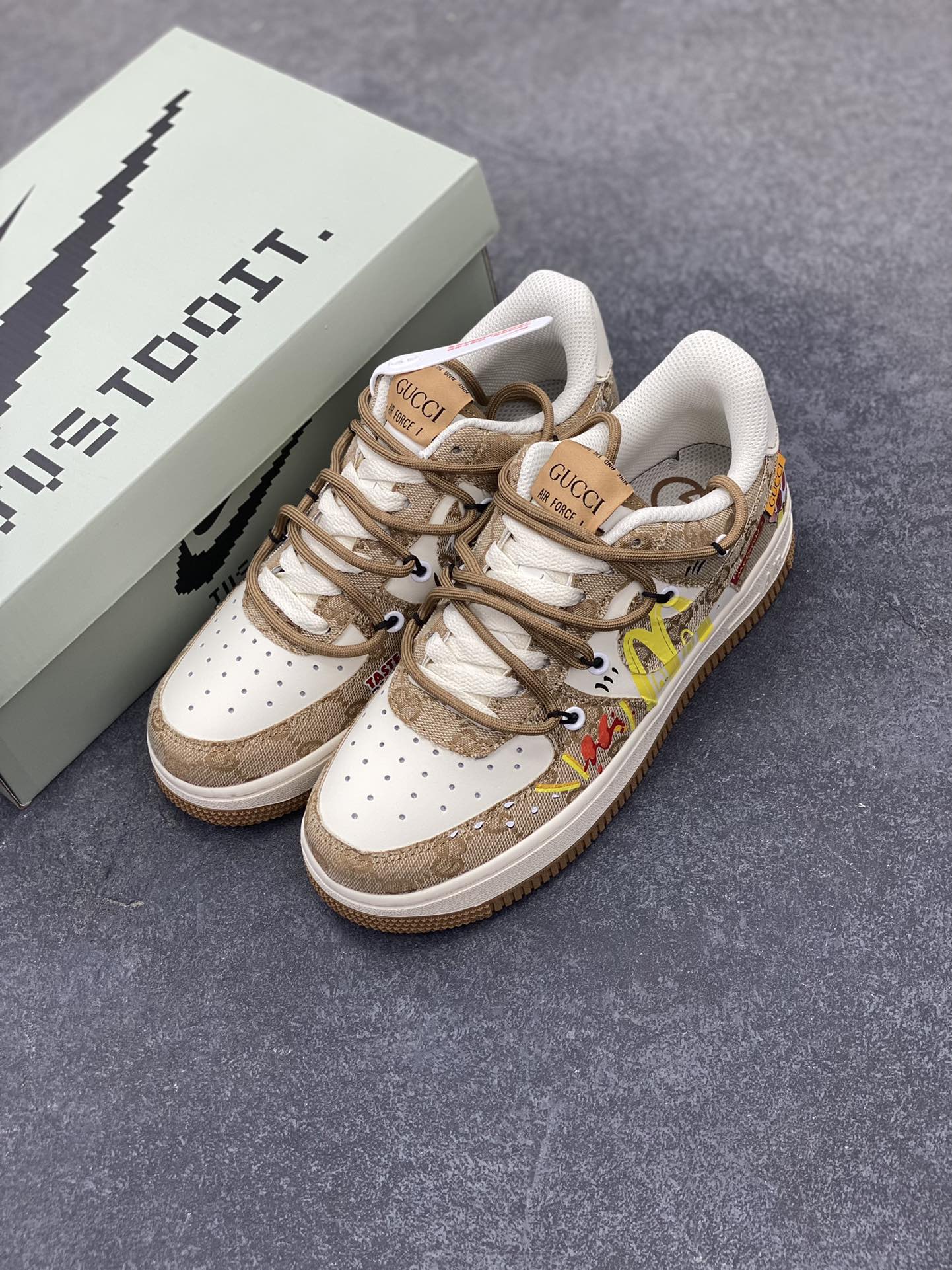 图片[8]-Nike Air Force 1 Low✨ “McDonald\’s” “麦当劳”空军一号低帮休闲运动绑带板鞋 麦当劳是全球最大的连锁快餐上市公司，1955年由雷·克洛克创立，总部位于美国芝加哥。1961年，麦当劳的品牌logo首次加入了“金色拱门”元素，金色双抛物线化身成为金色的“M”标识，成为麦当劳品牌象征性的标志。 货号：BD0077-111 尺码：36 36.5 37.5 38 38.5 39 40 40.5 41 42 42.5 43 44 44.5 45-选品中心