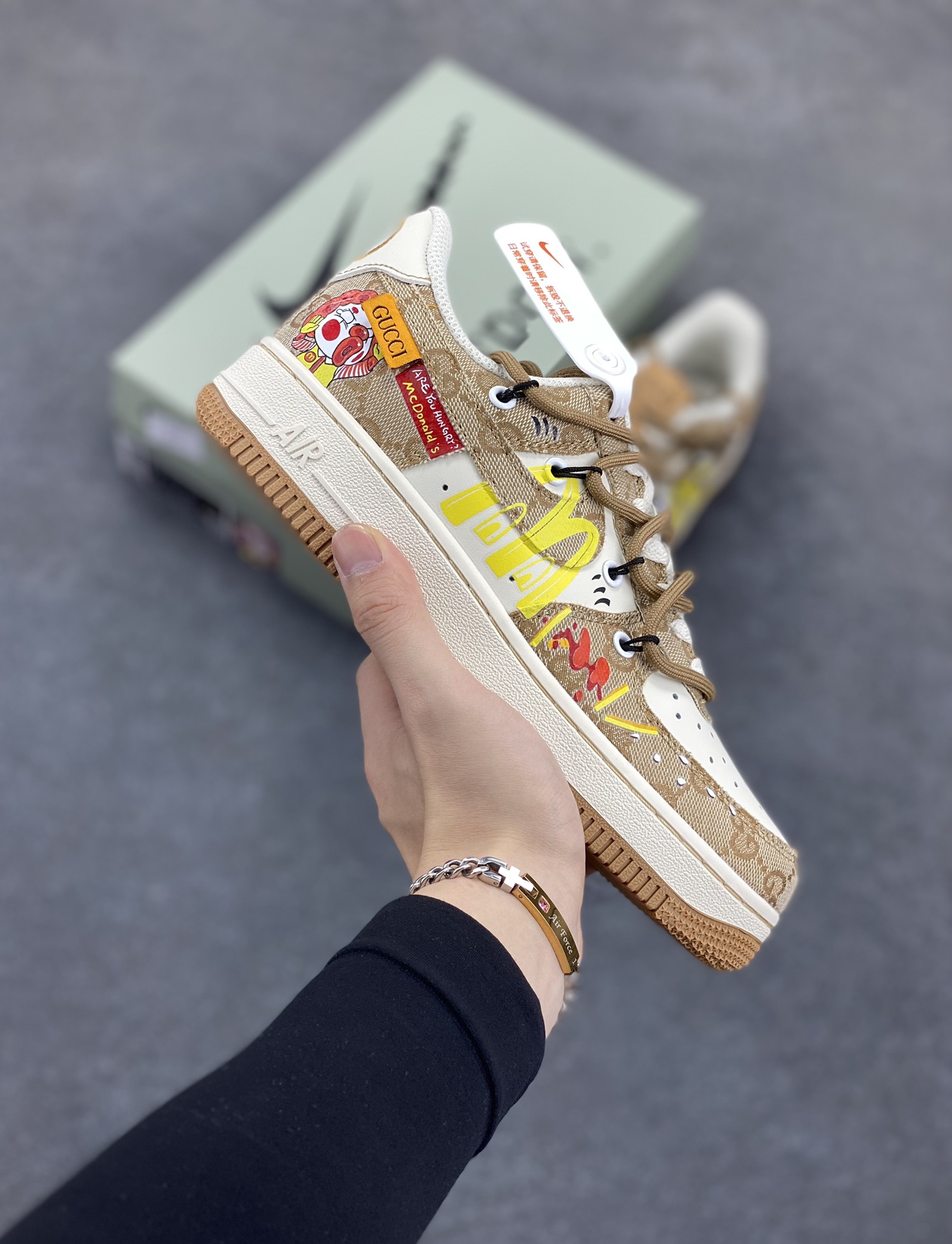 Nike Air Force 1 Low✨ “McDonald\’s” “麦当劳”空军一号低帮休闲运动绑带板鞋 麦当劳是全球最大的连锁快餐上市公司，1955年由雷·克洛克创立，总部位于美国芝加哥。1961年，麦当劳的品牌logo首次加入了“金色拱门”元素，金色双抛物线化身成为金色的“M”标识，成为麦当劳品牌象征性的标志。 货号：BD0077-111 尺码：36 36.5 37.5 38 38.5 39 40 40.5 41 42 42.5 43 44 44.5 45-选品中心