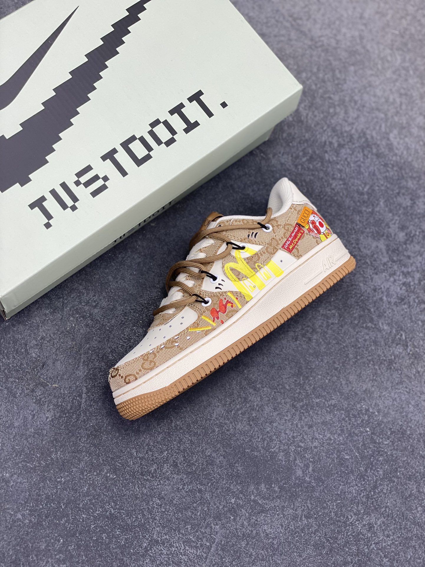 图片[7]-Nike Air Force 1 Low✨ “McDonald\’s” “麦当劳”空军一号低帮休闲运动绑带板鞋 麦当劳是全球最大的连锁快餐上市公司，1955年由雷·克洛克创立，总部位于美国芝加哥。1961年，麦当劳的品牌logo首次加入了“金色拱门”元素，金色双抛物线化身成为金色的“M”标识，成为麦当劳品牌象征性的标志。 货号：BD0077-111 尺码：36 36.5 37.5 38 38.5 39 40 40.5 41 42 42.5 43 44 44.5 45-选品中心