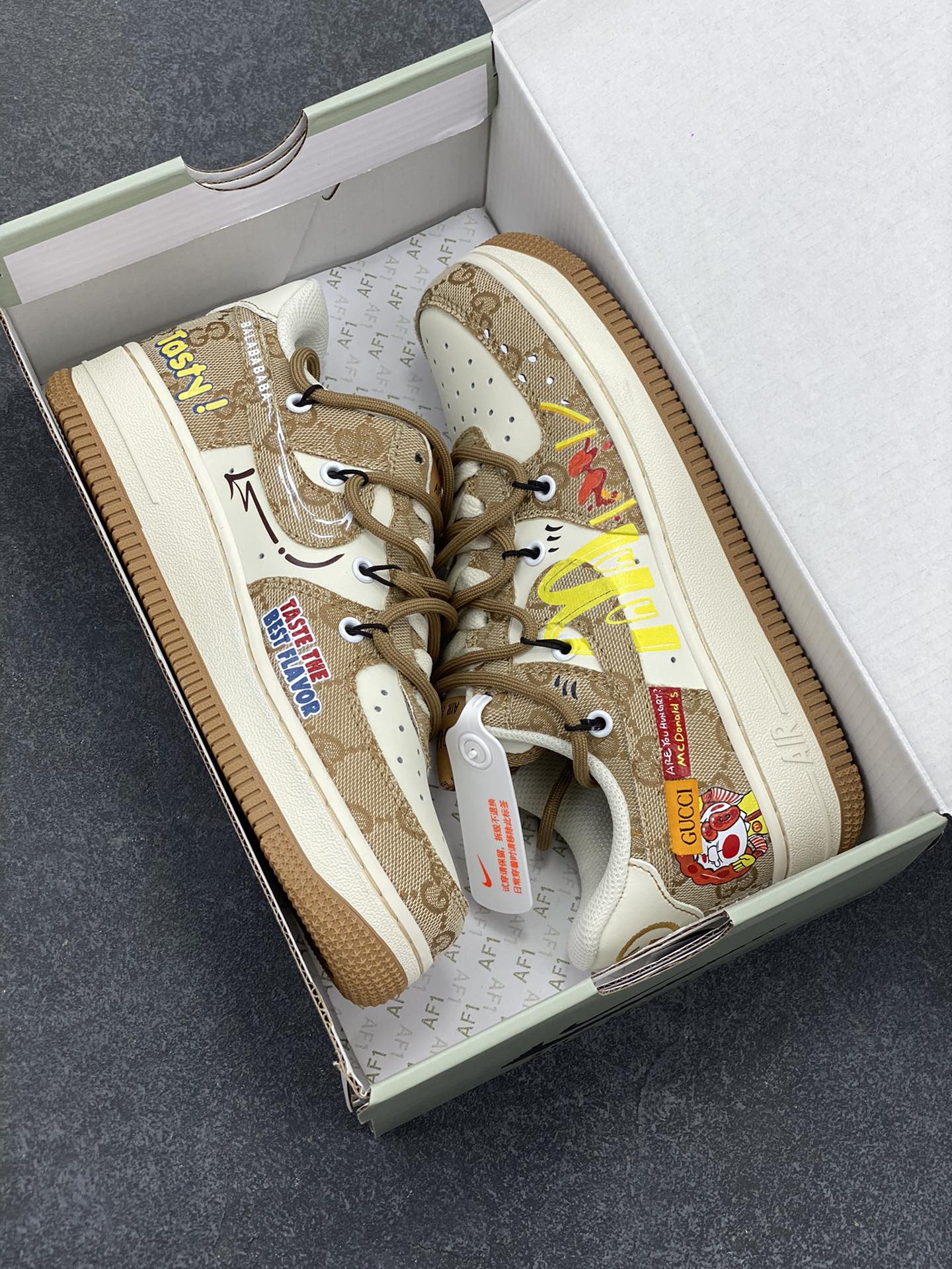 图片[9]-Nike Air Force 1 Low✨ “McDonald\’s” “麦当劳”空军一号低帮休闲运动绑带板鞋 麦当劳是全球最大的连锁快餐上市公司，1955年由雷·克洛克创立，总部位于美国芝加哥。1961年，麦当劳的品牌logo首次加入了“金色拱门”元素，金色双抛物线化身成为金色的“M”标识，成为麦当劳品牌象征性的标志。 货号：BD0077-111 尺码：36 36.5 37.5 38 38.5 39 40 40.5 41 42 42.5 43 44 44.5 45-选品中心
