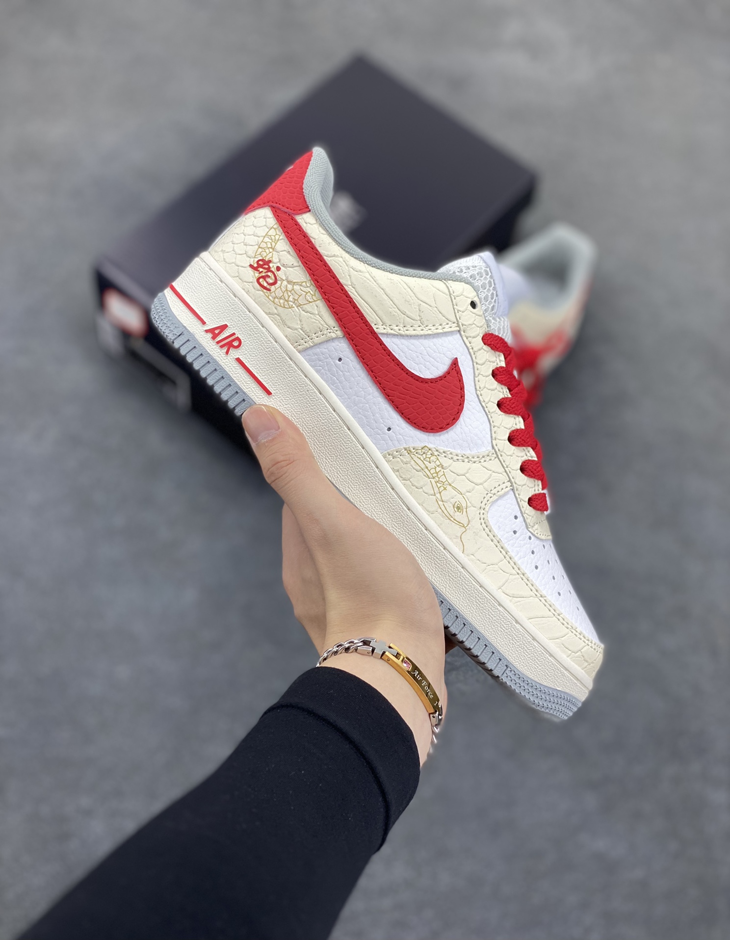 NIKE Air Force 1 ‘07 蛇年限定 原楦头原纸板 打造纯正低帮空军版型 专注外贸渠道 全掌内置蜂窝气垫 原盒配件 原厂中底钢印、拉帮完美 货号:DX2678-100 尺码:36 36.5 37.5 38 38.5 39 40 40.5 41 42 42.5 43 44 44.5 45-选品中心
