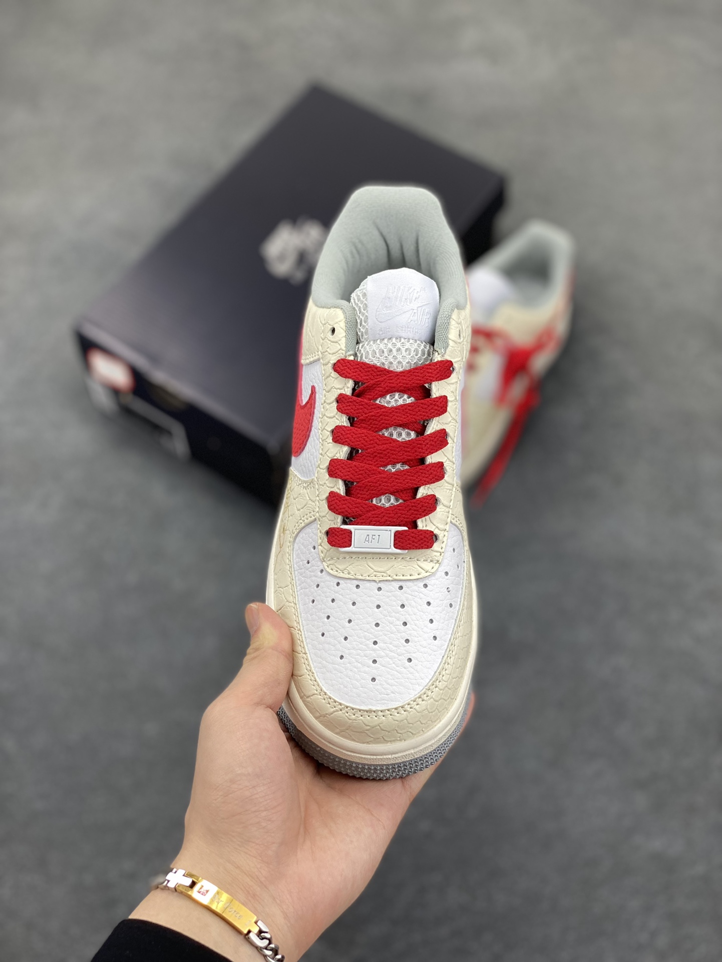 图片[2]-NIKE Air Force 1 ‘07 蛇年限定 原楦头原纸板 打造纯正低帮空军版型 专注外贸渠道 全掌内置蜂窝气垫 原盒配件 原厂中底钢印、拉帮完美 货号：DX2678-100 尺码：36 36.5 37.5 38 38.5 39 40 40.5 41 42 42.5 43 44 44.5 45-选品中心