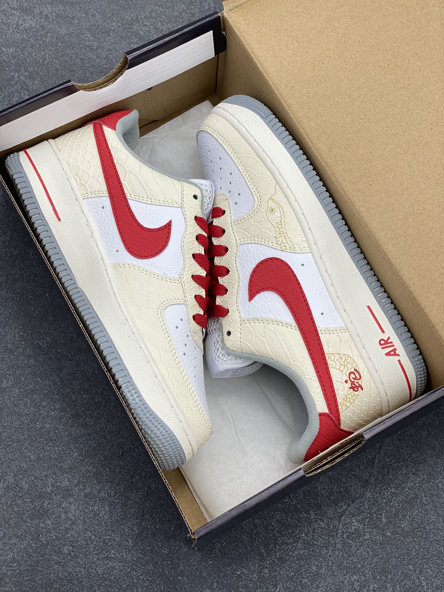 图片[9]-NIKE Air Force 1 ‘07 蛇年限定 原楦头原纸板 打造纯正低帮空军版型 专注外贸渠道 全掌内置蜂窝气垫 原盒配件 原厂中底钢印、拉帮完美 货号：DX2678-100 尺码：36 36.5 37.5 38 38.5 39 40 40.5 41 42 42.5 43 44 44.5 45-选品中心