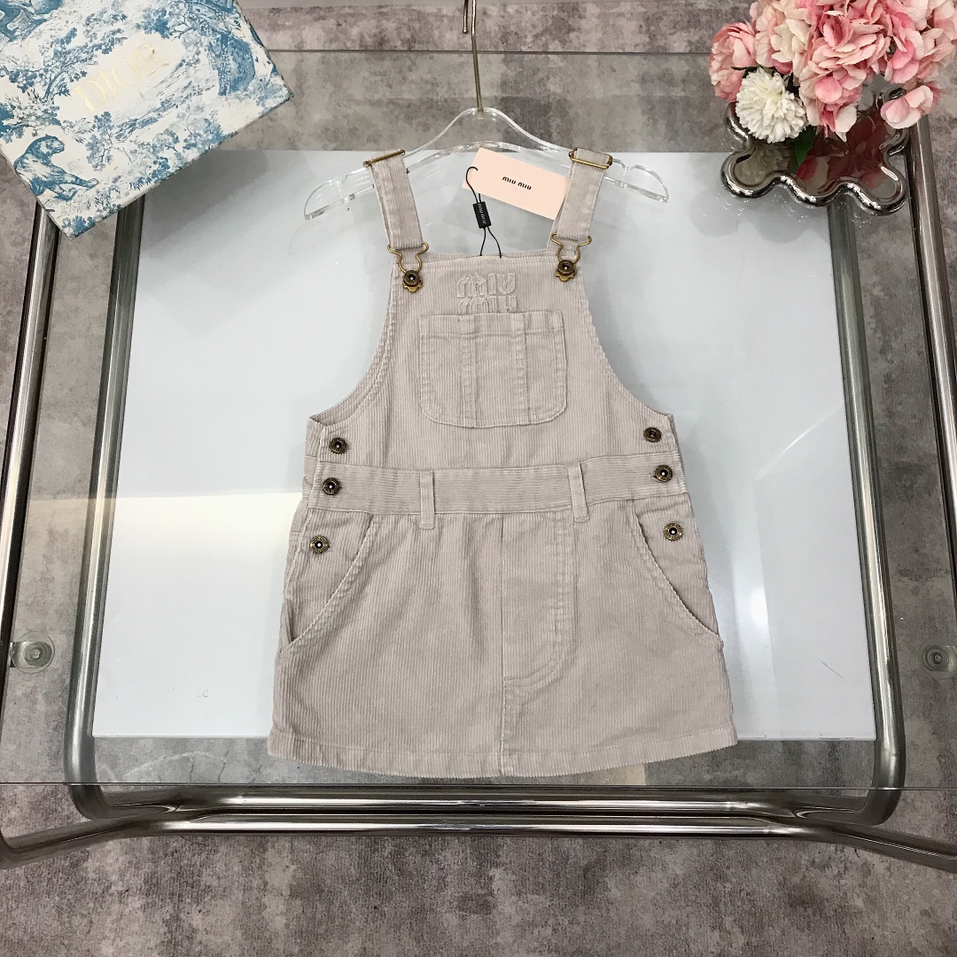 NO:211450,[Spot shipment] Size - MIUMIU denim strap skirt adopts exquisite original hardware buckle engraved logo logo, embroidered letters on the chest, delicate and lubricated with denim cotton and linen material, excellent skin-friendly feeling, single wear or super-stacked base matching set of upper body effect is super nice~ size-110-120-130-140-150-【CM】 Counter packaging 70, clothes, miumiu, skirts,19860909【现货发】  尺寸-  MIUMIU 牛仔背带裙 采用精致原版五金扣头刻logo标志 胸前贴布刺绣字母 采用牛仔棉麻质地物料打造细腻润滑 亲肤感极好 单穿或者叠加打底配套穿搭一套上身效果都是超级nice～ size-110-120-130-140-150-【CM】 专柜包装70,衣服,miumiu,skirts,,Children's