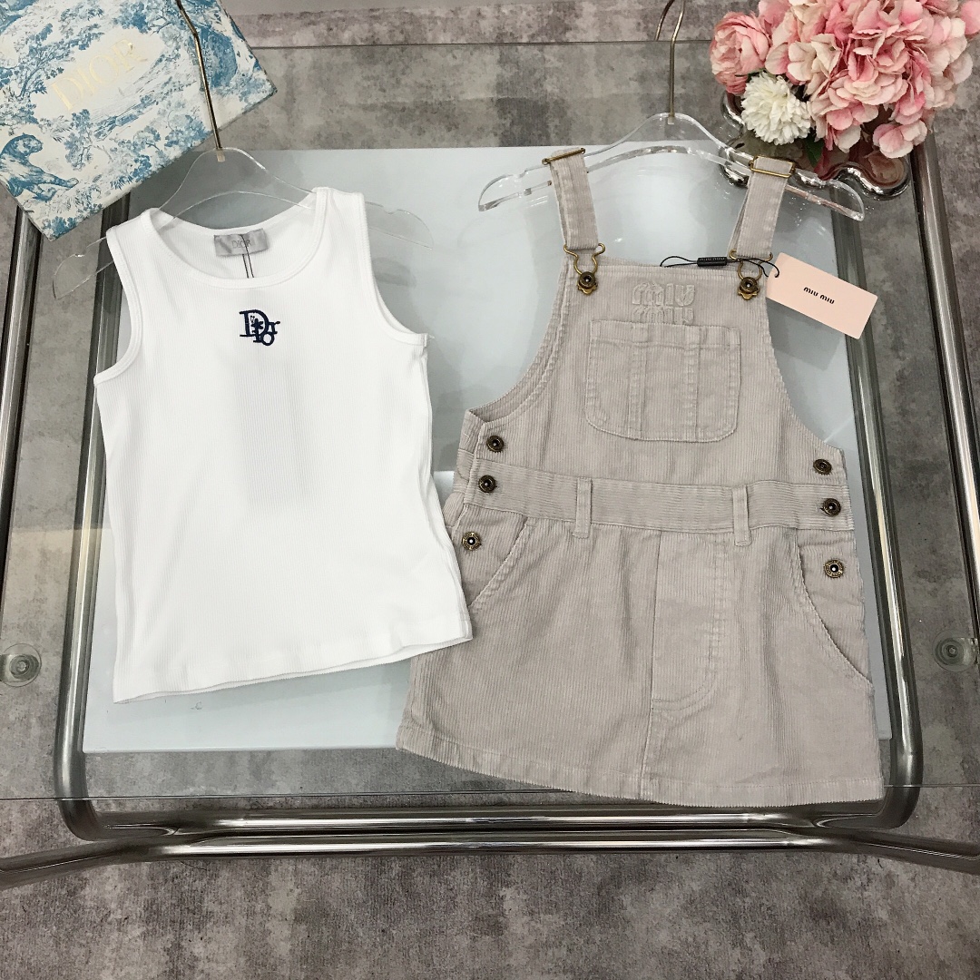 NO:211454,[Spot shipment] Size - MIUMIU & DIO [Denimetic strap skirt embroidered vest] Soft and elastic small vest T-shirt. The classic logo embroidery on the chest is matched with exquisite original hardware buckles and logo logo. The embroidered letters on the chest are made of delicate and lubricated using denim cotton and linen materials. The skin-friendly feel is excellent. The upper body effect is super nice~ size-120-130-140-【CM】 Counter packaging 70, clothes, dior, miumiu, skirts, tees, t-shirt,19860909【现货发】  尺寸-  MIUMIU & DIO【牛仔背带裙刺绣小背心】柔软质地弹力十足小背心T恤 胸前经典logo刺绣搭配采用精致原版五金扣头刻logo标志 胸前贴布刺绣字母 采用牛仔棉麻质地物料打造细腻润滑 亲肤感极好 单穿或者叠加打底配套穿搭一套上身效果都是超级nice～ size-120-130-140-【CM】 专柜包装70,衣服,dior,miumiu,skirts,tees，t-shirt,,Children's