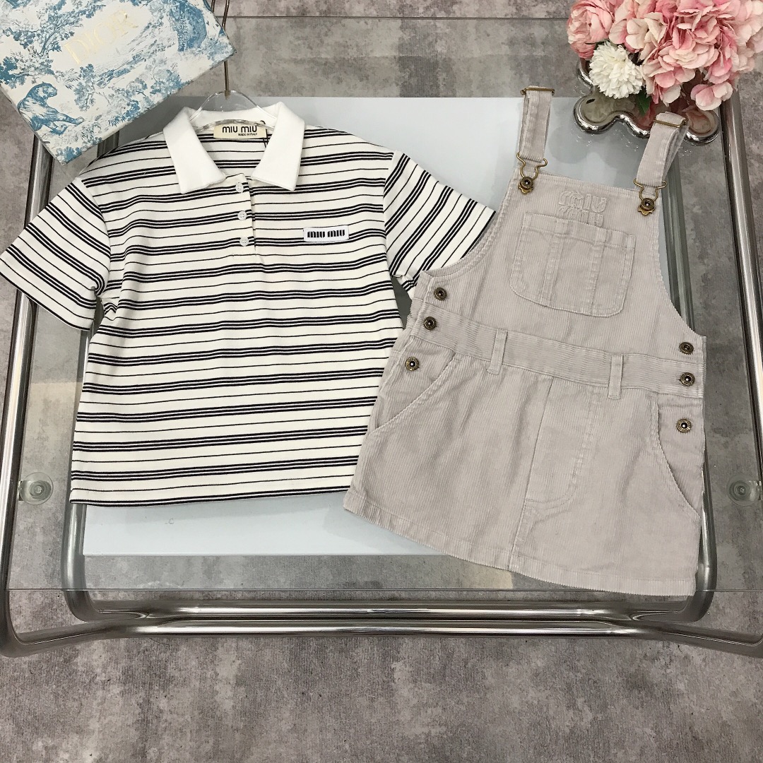 NO:211459,[Spot shipment] Size - MIUMIU Two-piece set [Denim Sling Lapel Polo Shirt] Soft texture striped lapels Use exquisite original hardware buckle engraved logo logo with breast patch embroidered letters Use denim cotton and linen material to create delicate and lubricating skin-friendly feeling. Single wear or super-stacked base matching set of upper body effects are super nice~ size-110-120-130-140-150-[CM] Counter packaging 70, clothes, miumiu, skirts,19860909【现货发】  尺寸-  MIUMIU 两件套【牛仔背带裙翻领Polo衫】柔软质地条纹翻领 采用精致原版五金扣头刻logo标志 胸前贴布刺绣字母 采用牛仔棉麻质地物料打造细腻润滑 亲肤感极好 单穿或者叠加打底配套穿搭一套上身效果都是超级nice～ size-110-120-130-140-150-【CM】 专柜包装70,衣服,miumiu,skirts,,Children's