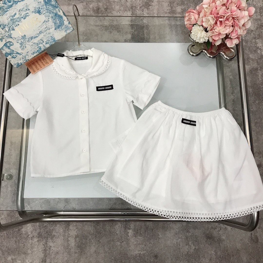 NO:211464,[Spot shipment] Size - MIUMIU Skirt [Small lapel shirt skirt] Soft texture chiffon material Small lapel lace bud edge design with chest logo logo small seal design skirt inner lining excellent skin-friendly feeling. The upper body effect is super nice~ size-120-130-140-150-【CM】 Counter packaging 70, clothes, miumiu, skirts, shirts,19860909【现货发】  尺寸-  MIUMIU 套裙【小翻领衬衫半裙】柔软质地雪纺材质 小翻领蕾丝花苞边设计搭配胸前标志logo小章标设计半裙 内里内衬 亲肤感极好 配套穿搭一套上身效果都是超级nice～ size-120-130-140-150-【CM】 专柜包装70,衣服,miumiu,skirts,shirts,,Children's
