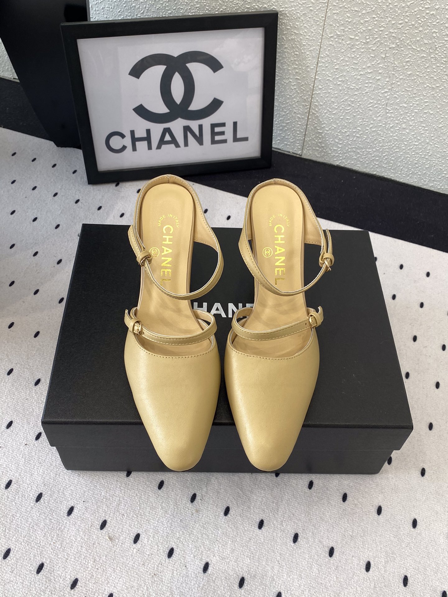 NO:239329,Chanel spring and summer new high-heeled sandals This season is so beautiful that it is breathtaking. When worn on women, it reveals a hint of elegant charm. This shoe satisfies all girls' fantasies about high heels. Original custom imported sheepskin upper sheepskin inner footbed Size35-39 (customized on 40/41), sandals, chanel, sandals, high heels, sheepskin19860909Chanel春夏新款高跟凉鞋 这一季美得让人窒息 穿在女人身上 透出丝丝优雅魅力 这款鞋满足了女生对高跟鞋的所有幻想 原版定制进口羊皮鞋面 羊皮内里垫脚 Size35-39（40/41定制）,凉鞋,chanel,sandals,high heels,sheepskin,Women's Shoes