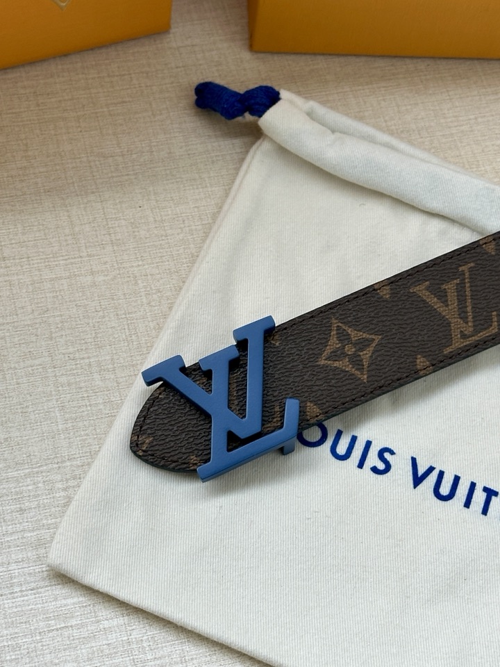     3.4宽 LV Trunk 双面腰带以粒面皮革塑造摩登设计，可为商务或休闲造型注入典雅魅力。铭纹