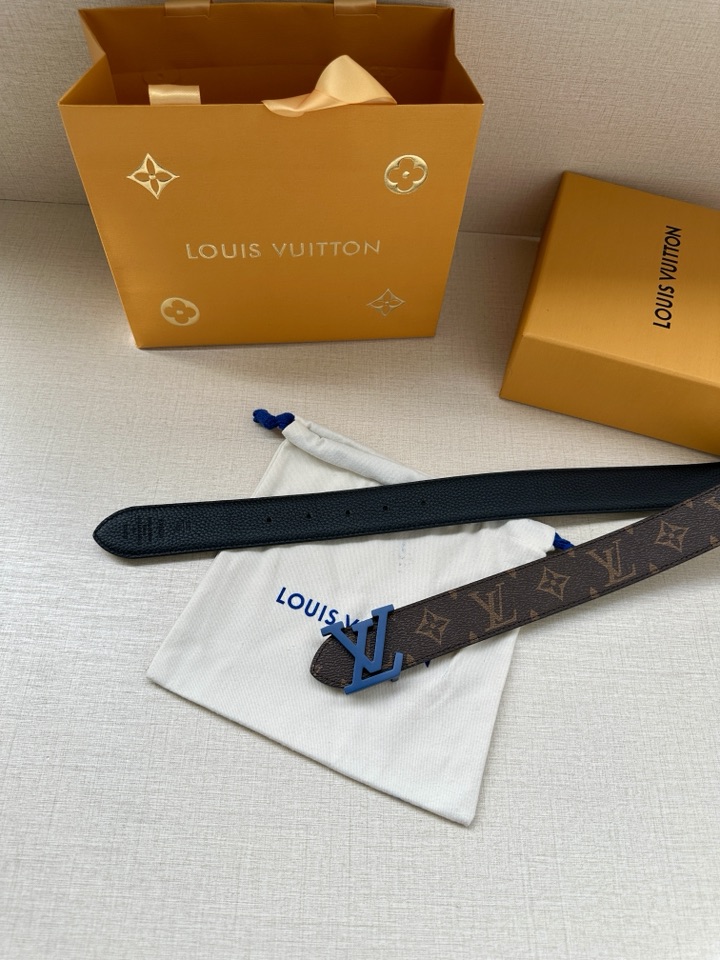    3.4宽 LV Trunk 双面腰带以粒面皮革塑造摩登设计，可为商务或休闲造型注入典雅魅力。铭纹