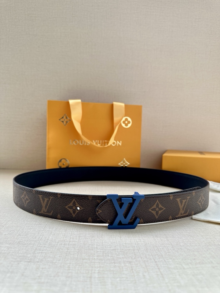     3.4宽 LV Trunk 双面腰带以粒面皮革塑造摩登设计，可为商务或休闲造型注入典雅魅力。铭纹