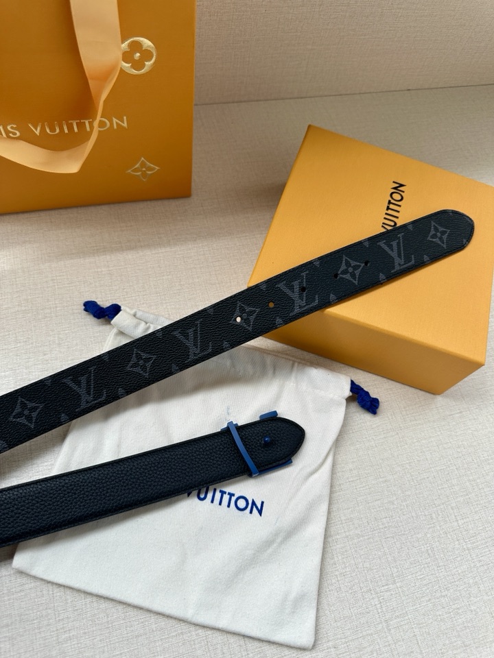     3.4宽 LV Trunk 双面腰带以粒面皮革塑造摩登设计，可为商务或休闲造型注入典雅魅力。铭纹