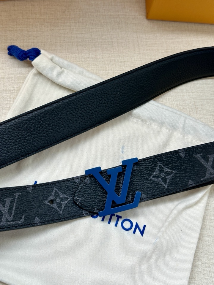     3.4宽 LV Trunk 双面腰带以粒面皮革塑造摩登设计，可为商务或休闲造型注入典雅魅力。铭纹