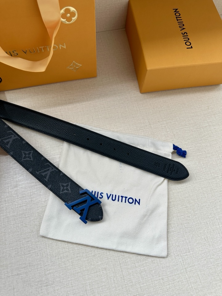     3.4宽 LV Trunk 双面腰带以粒面皮革塑造摩登设计，可为商务或休闲造型注入典雅魅力。铭纹