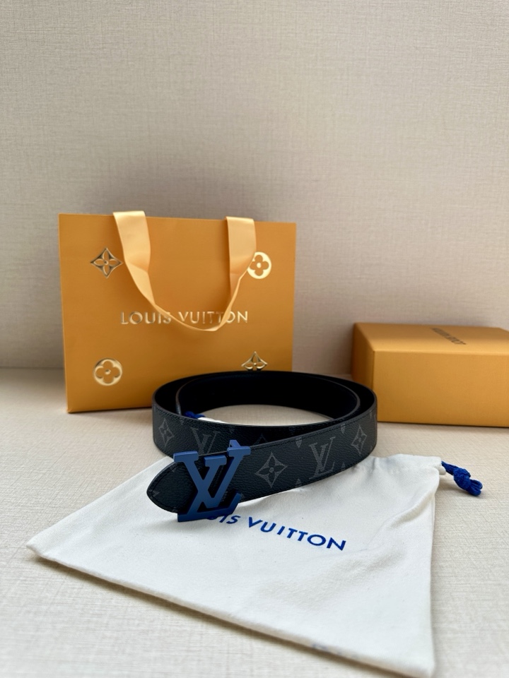    3.4宽 LV Trunk 双面腰带以粒面皮革塑造摩登设计，可为商务或休闲造型注入典雅魅力。铭纹